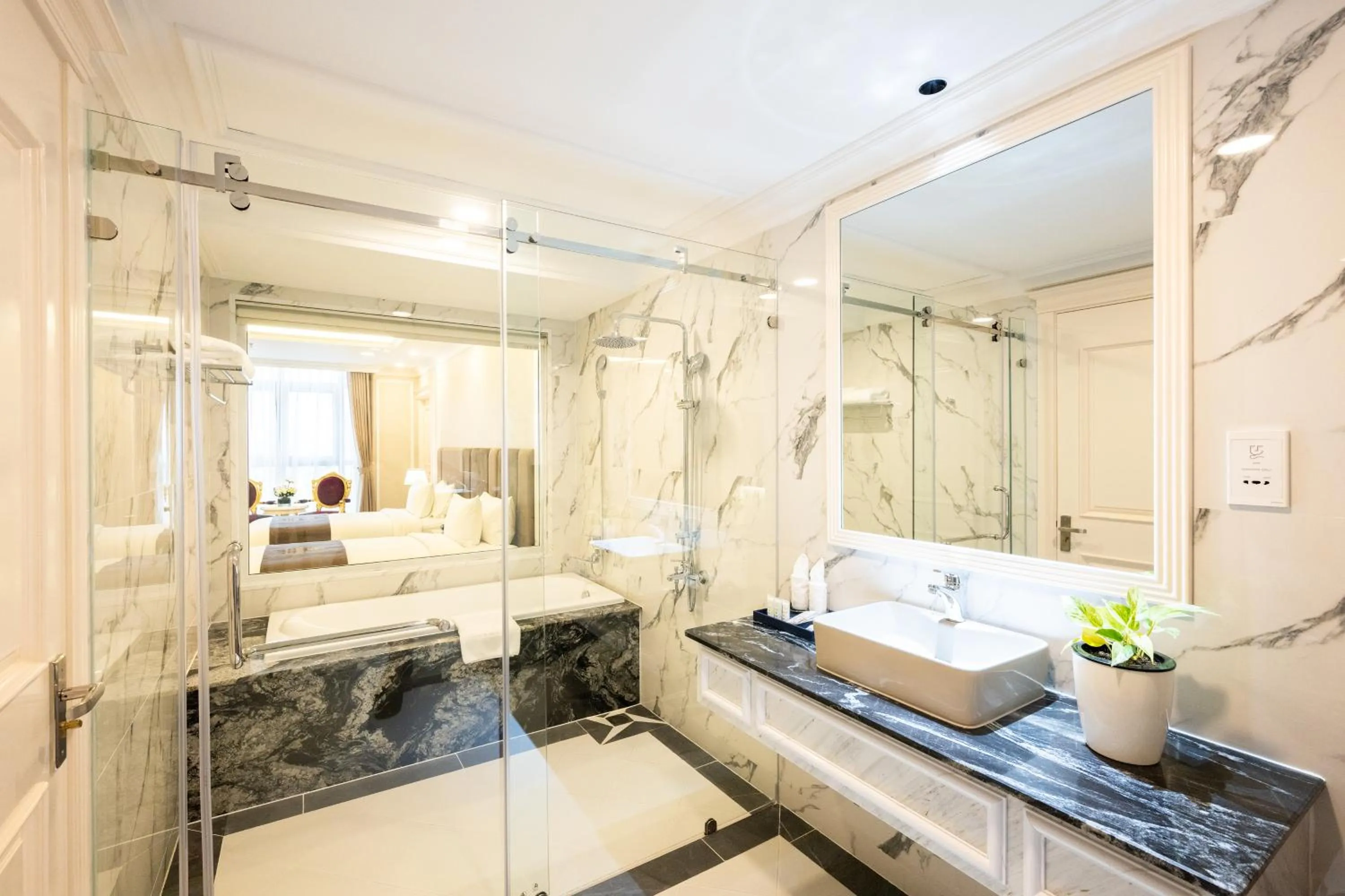 Shower, Bed in LaChateau