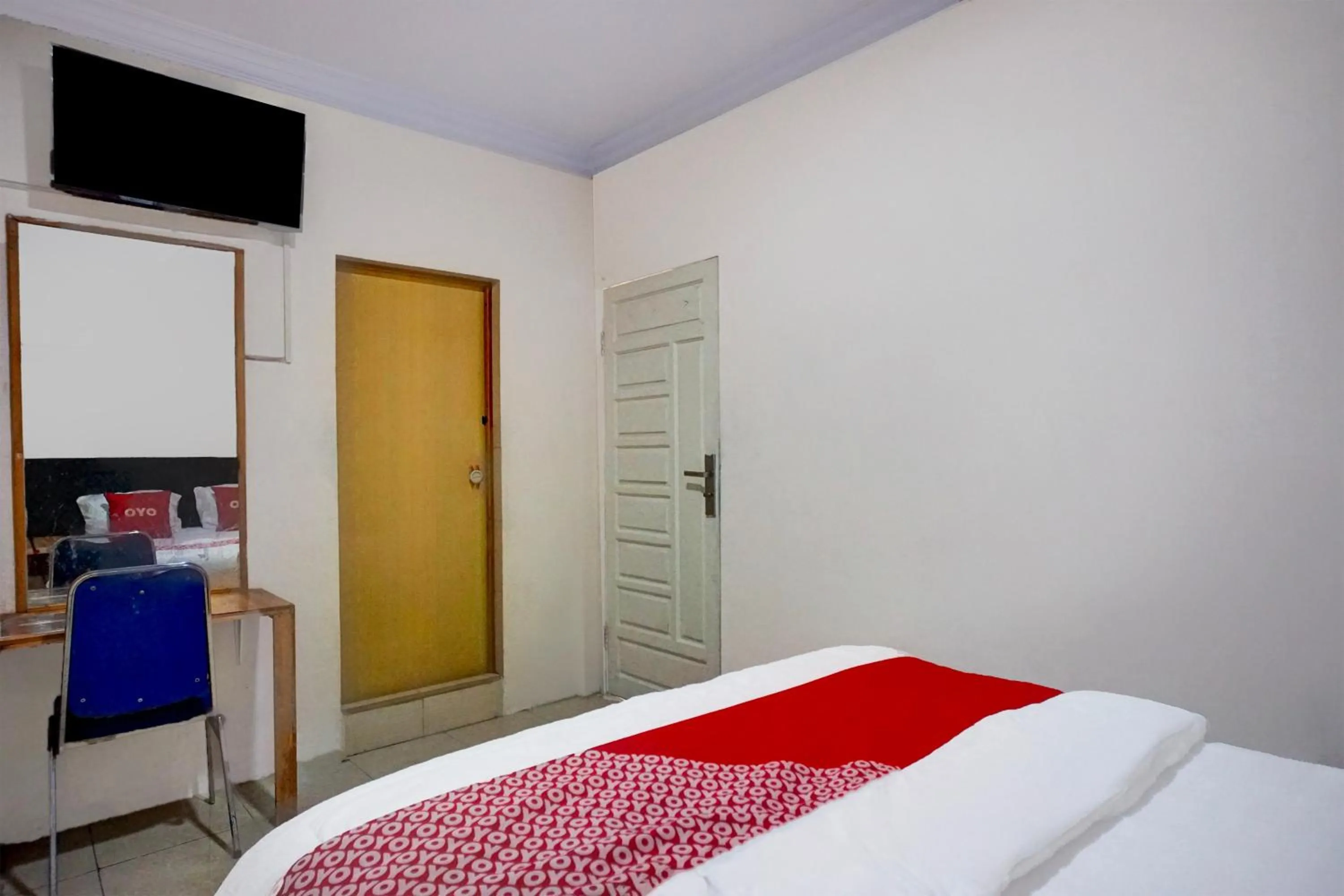 Bedroom, Bed in Dancenter Waringin Residence