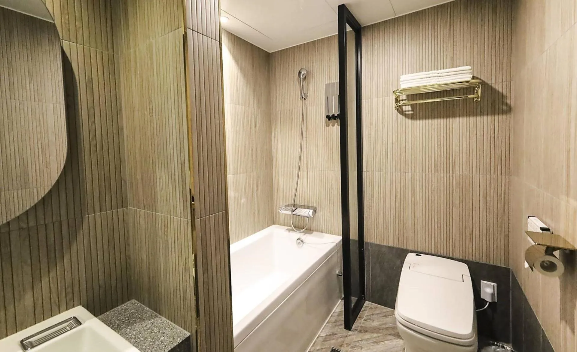 Shower in Chungju Browndot Cityhall