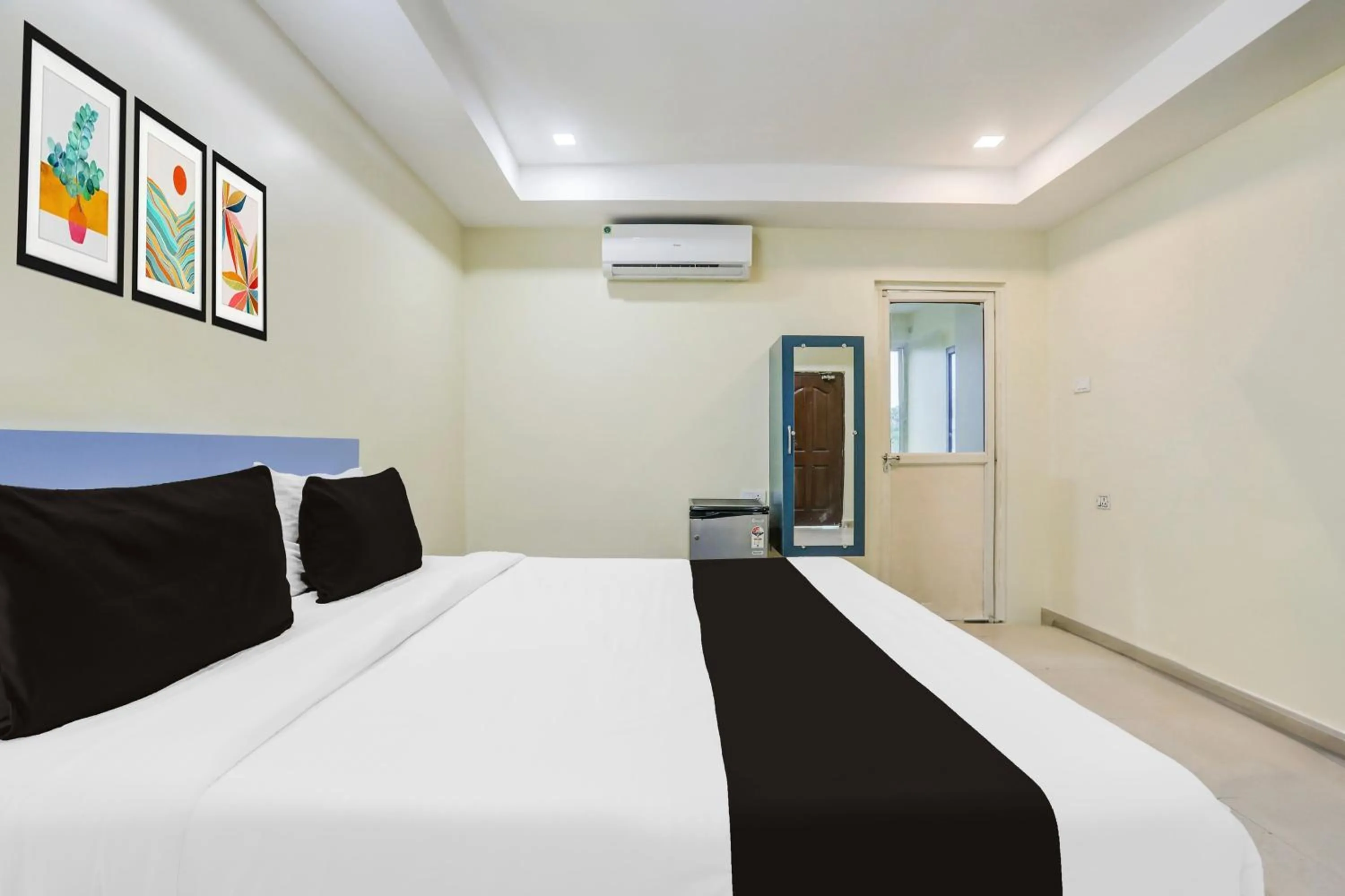 Bedroom, Bed in Super Collection O Nellore Subbareddy Government Hospital Formerly Hotel Rama Royal