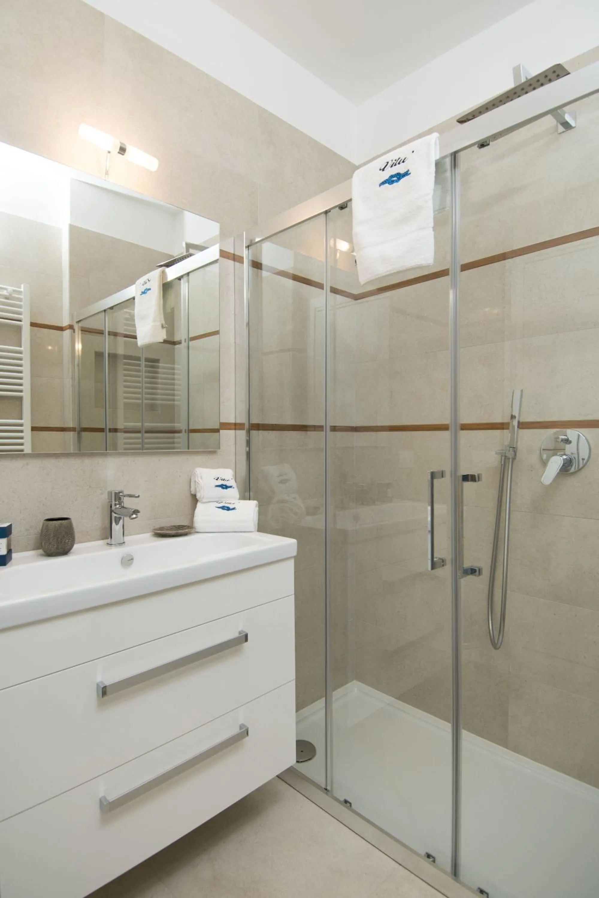 Shower in Vilu Suite Mare