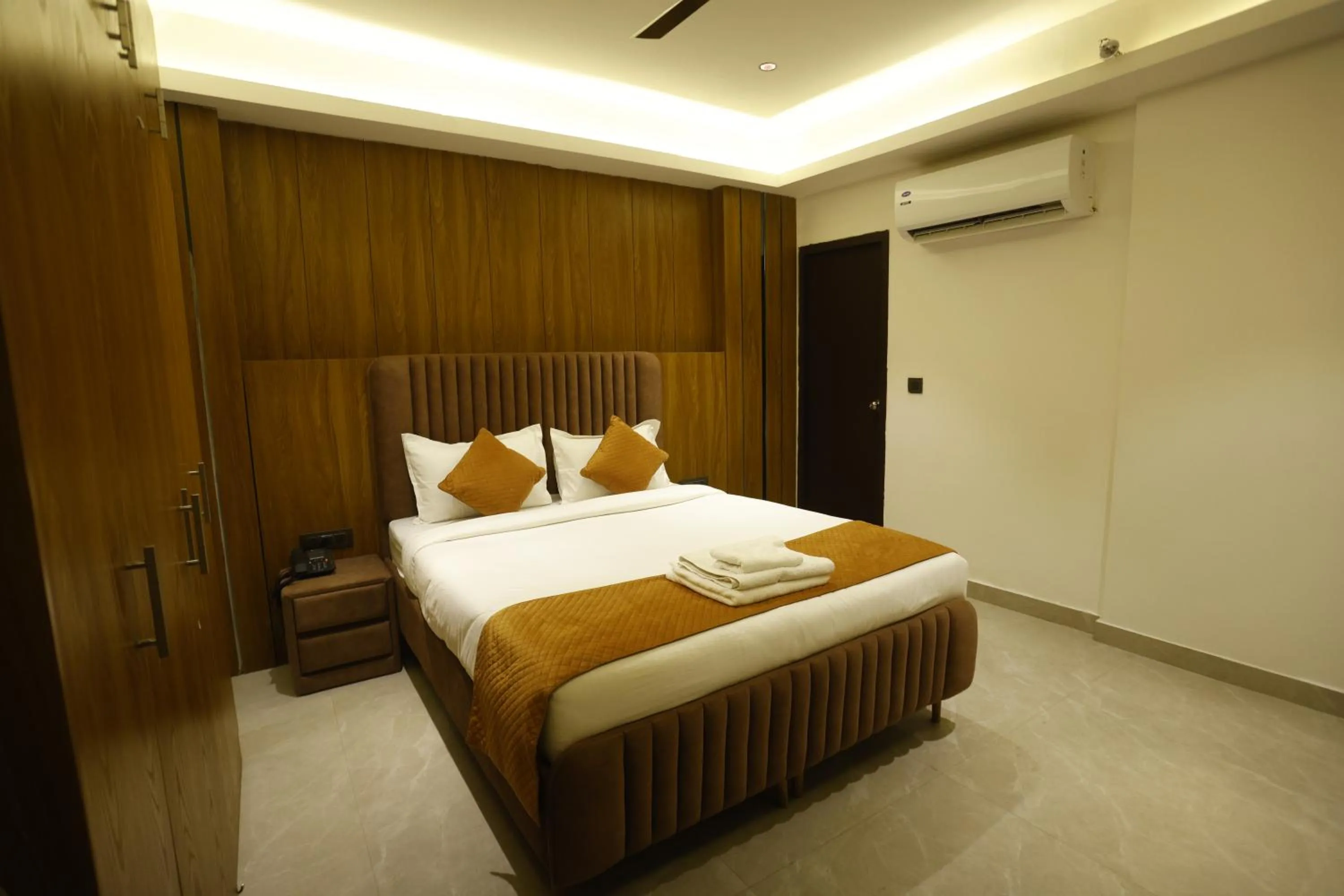 Bed in The Hoften Lotus Court, Noida