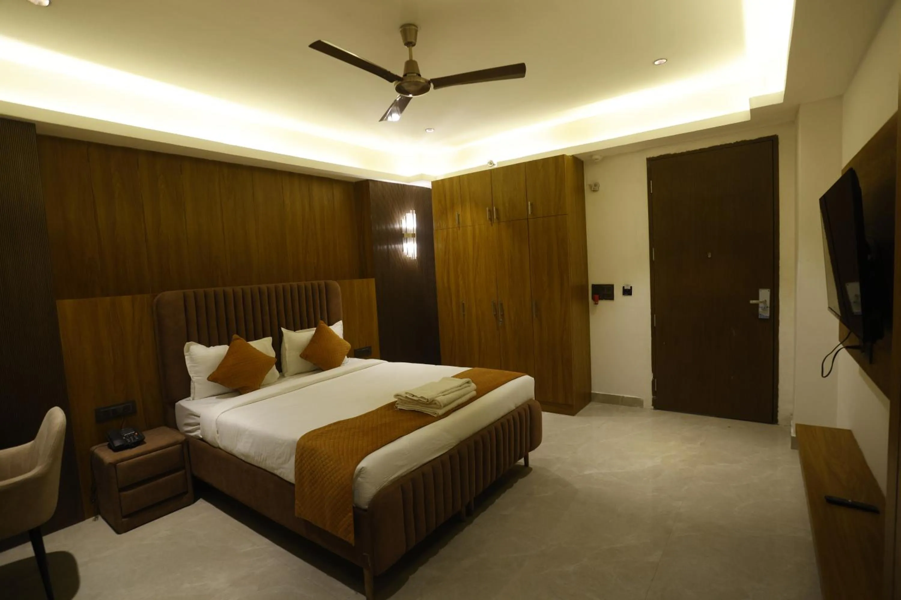 Bed in The Hoften Lotus Court, Noida