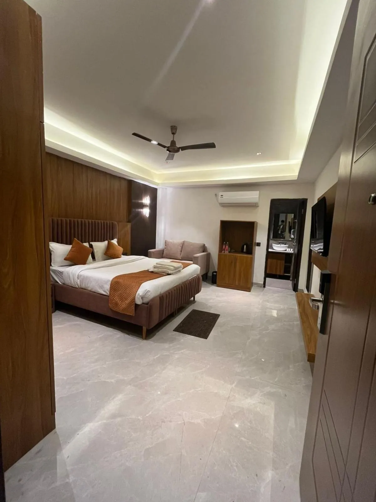 Bed in The Hoften Lotus Court, Noida