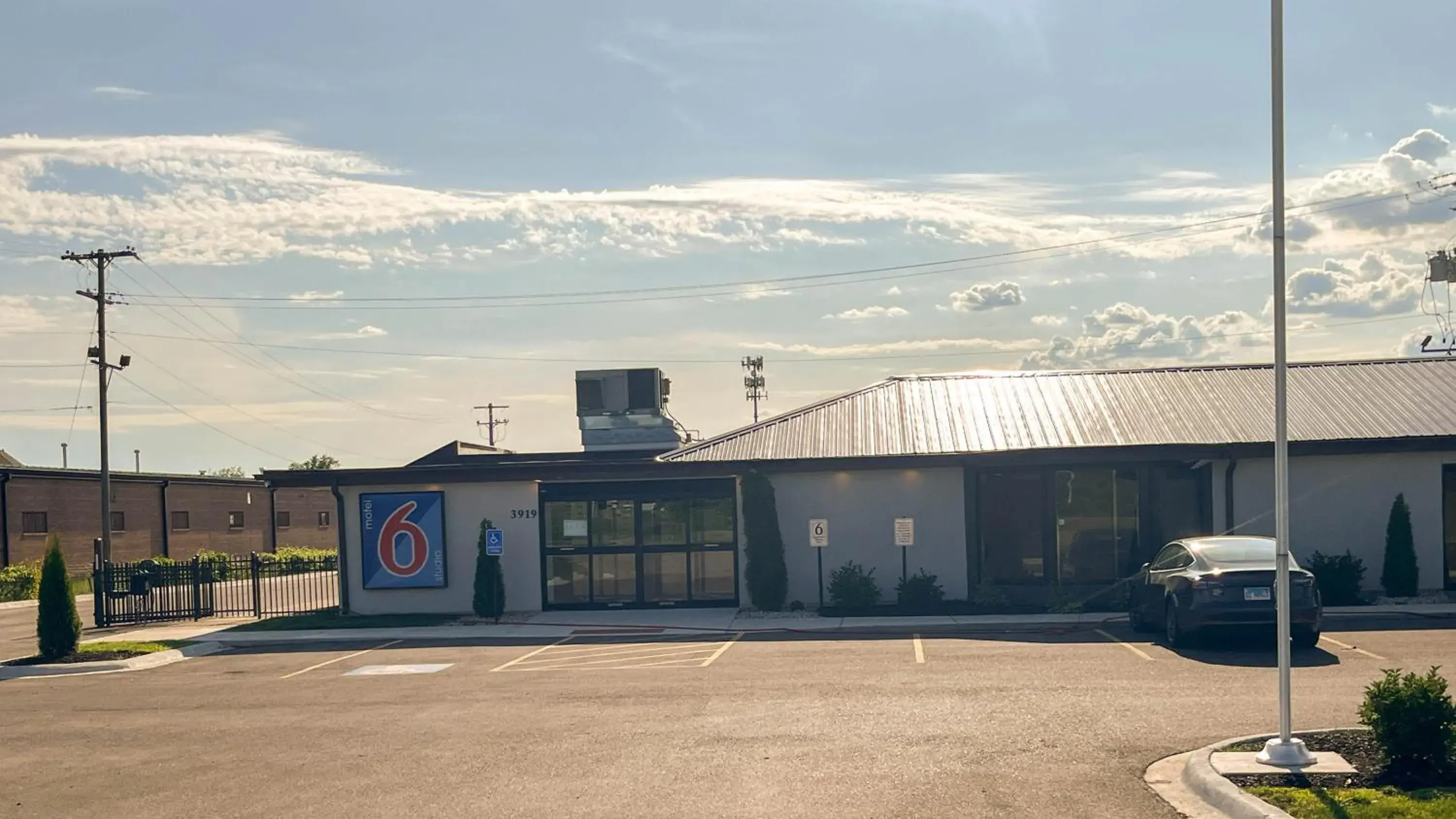 Studio 6 Rockford, IL – RFD Airport Studio 6 Rockford, IL – RFD Airport