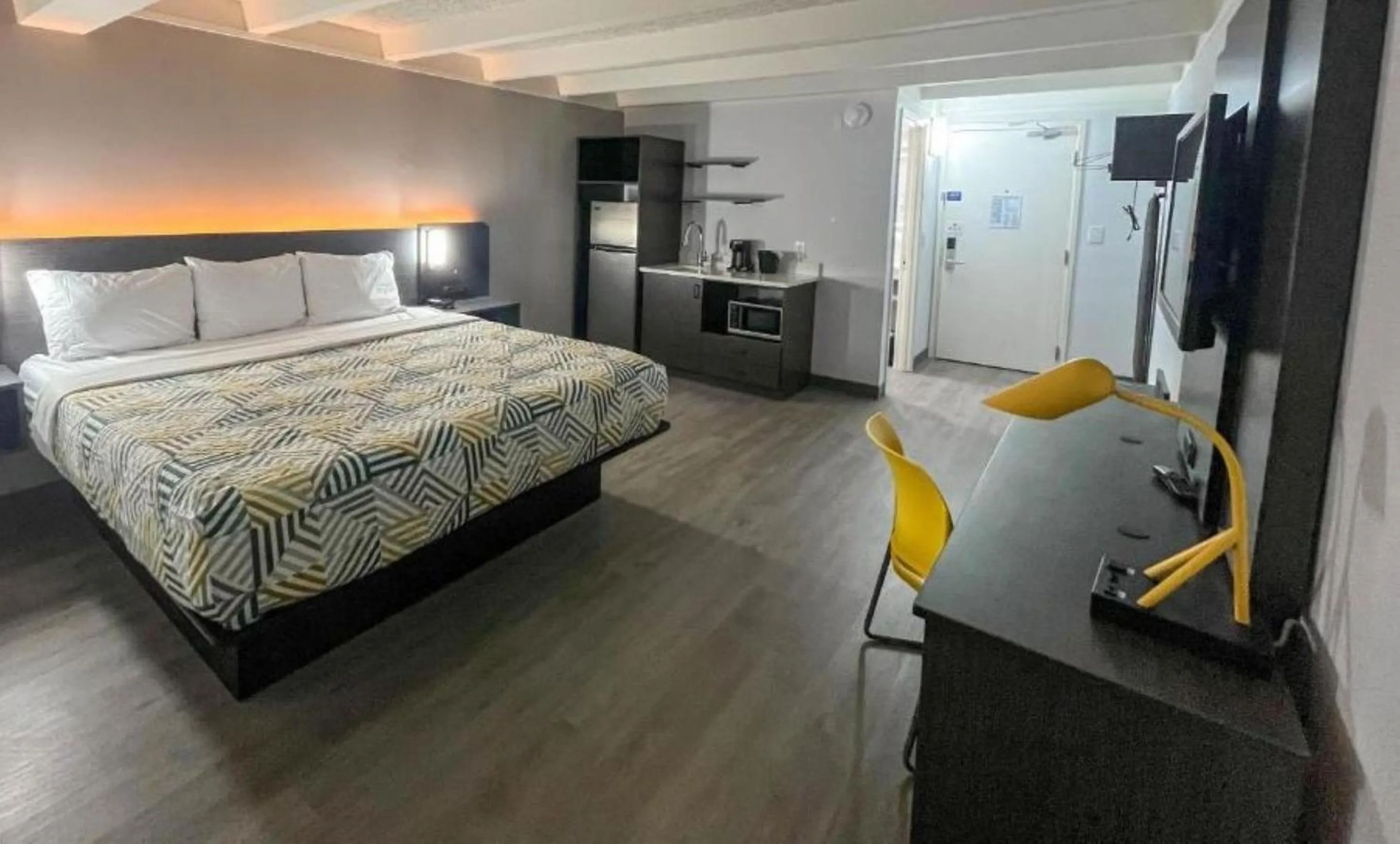 King Room - Non-Smoking in Studio 6 Rockford, IL – RFD Airport