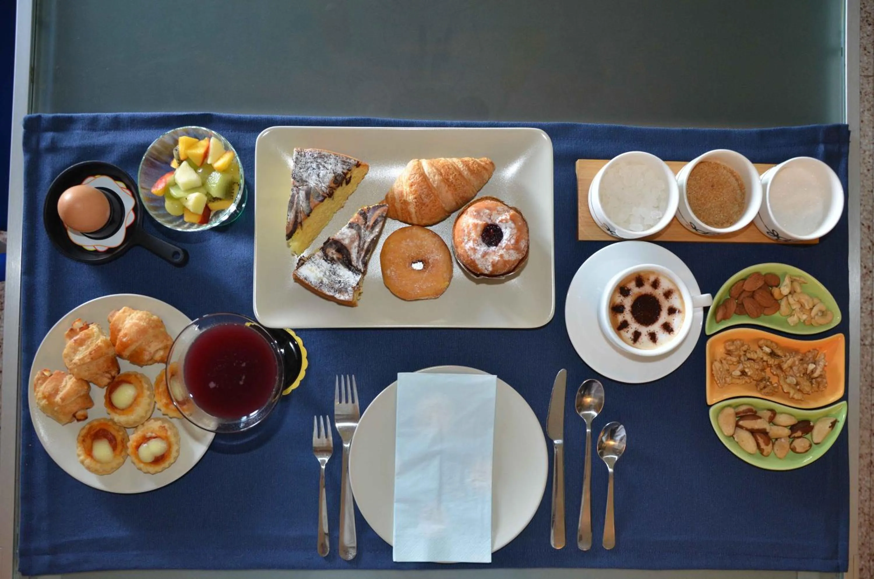 Continental breakfast in B&B Melograno MC