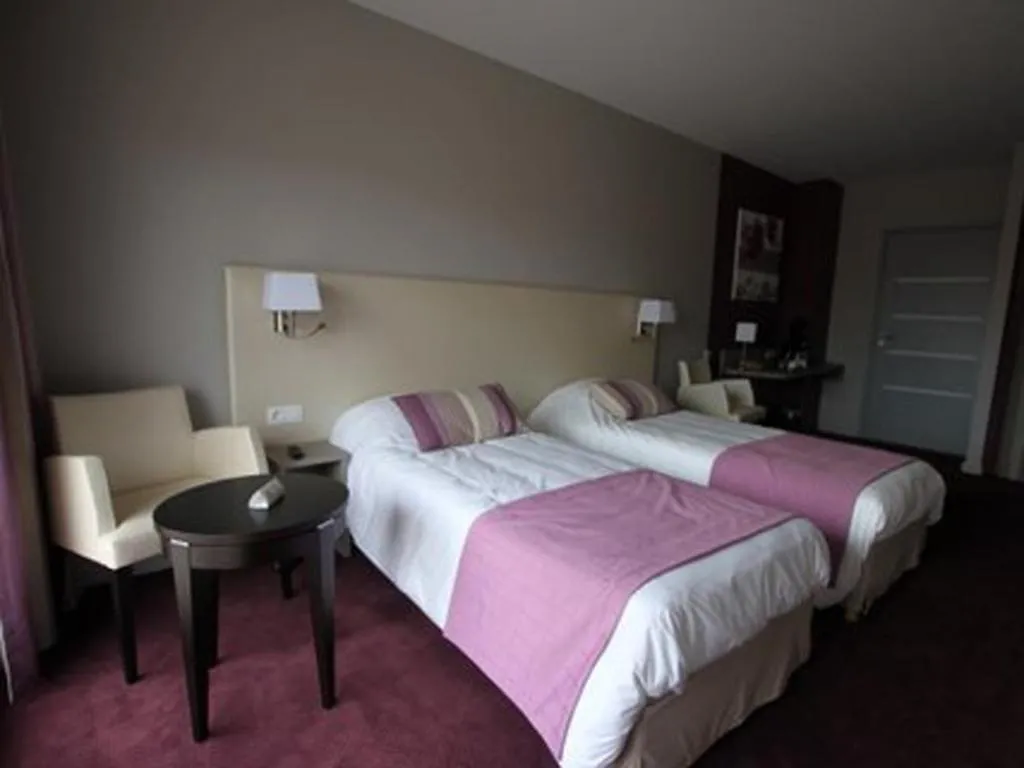 Photo of the whole room, Bed in Hôtel Le Cheval Blanc