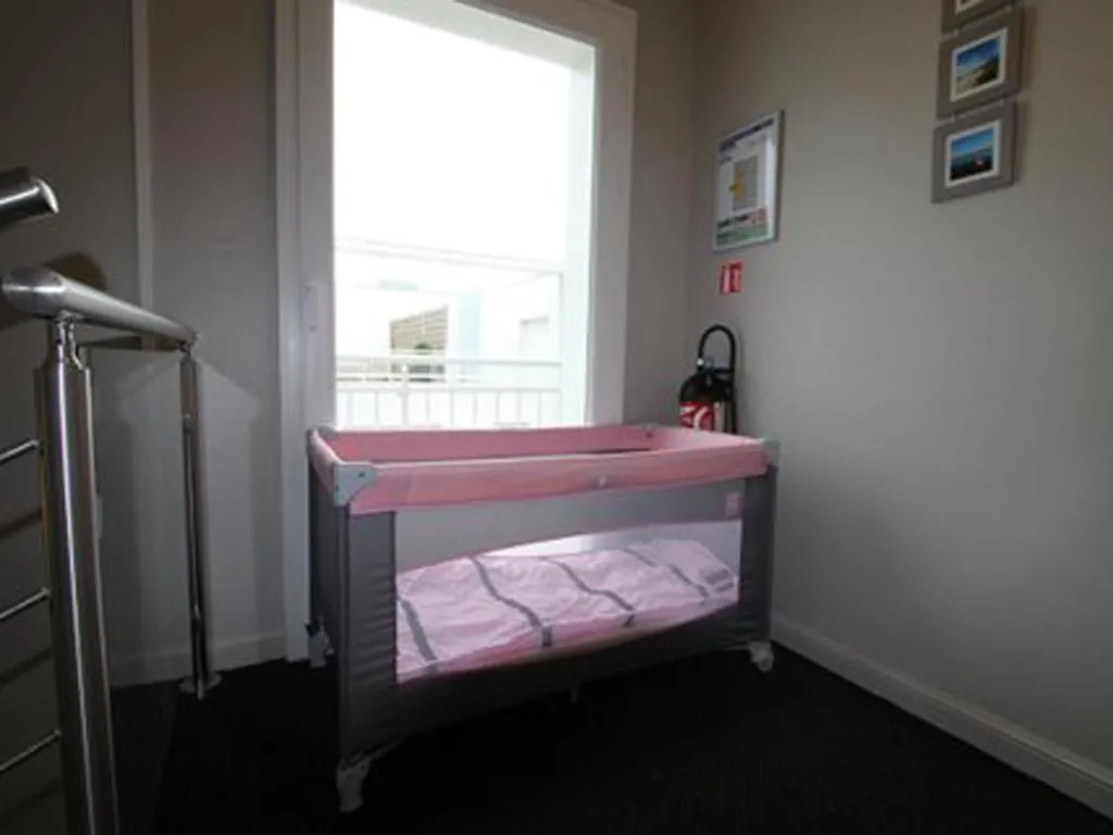 cot, Bed in Hôtel Le Cheval Blanc