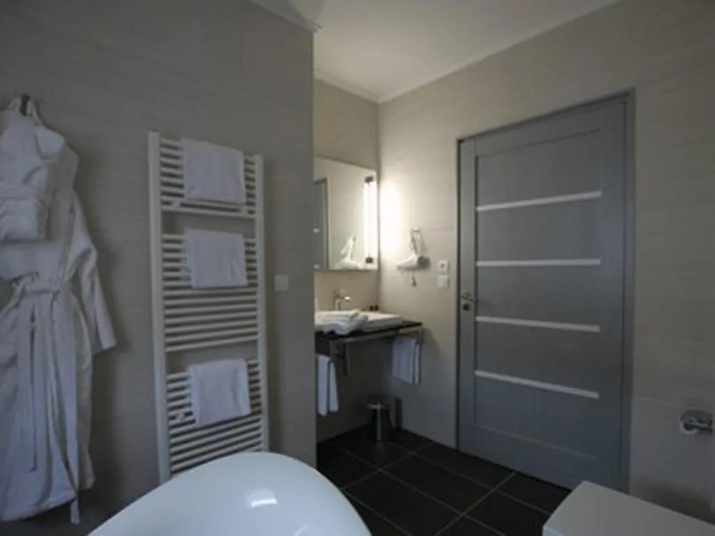 Bathroom, Bed in Hôtel Le Cheval Blanc