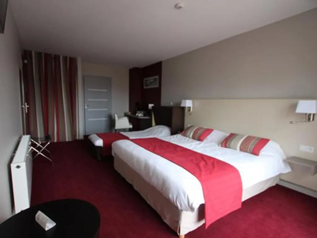 Photo of the whole room, Bed in Hôtel Le Cheval Blanc