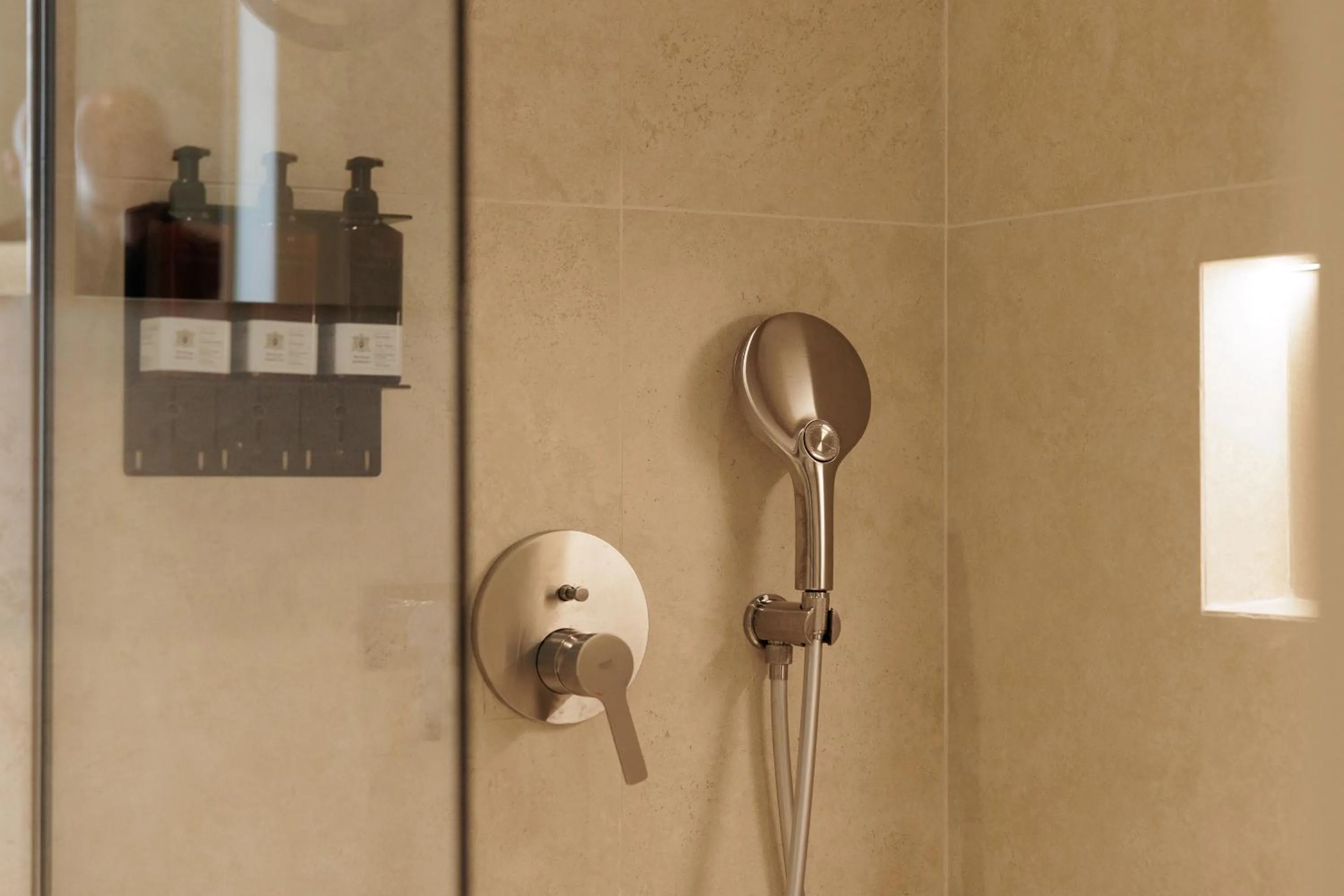 Shower in Albergo Botti