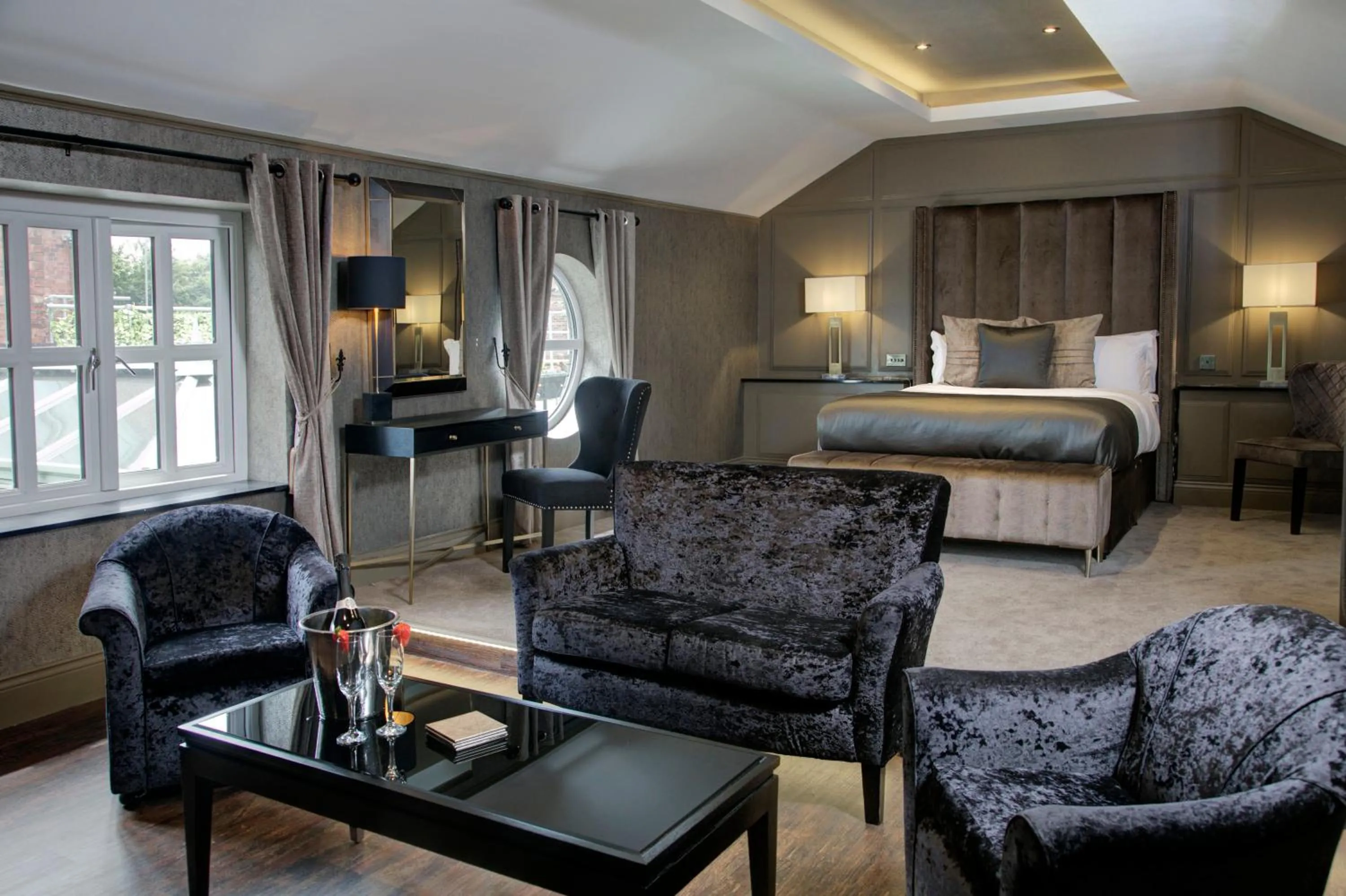 Living room, Bed in The Eccleston Hotel; BW Signature Collection