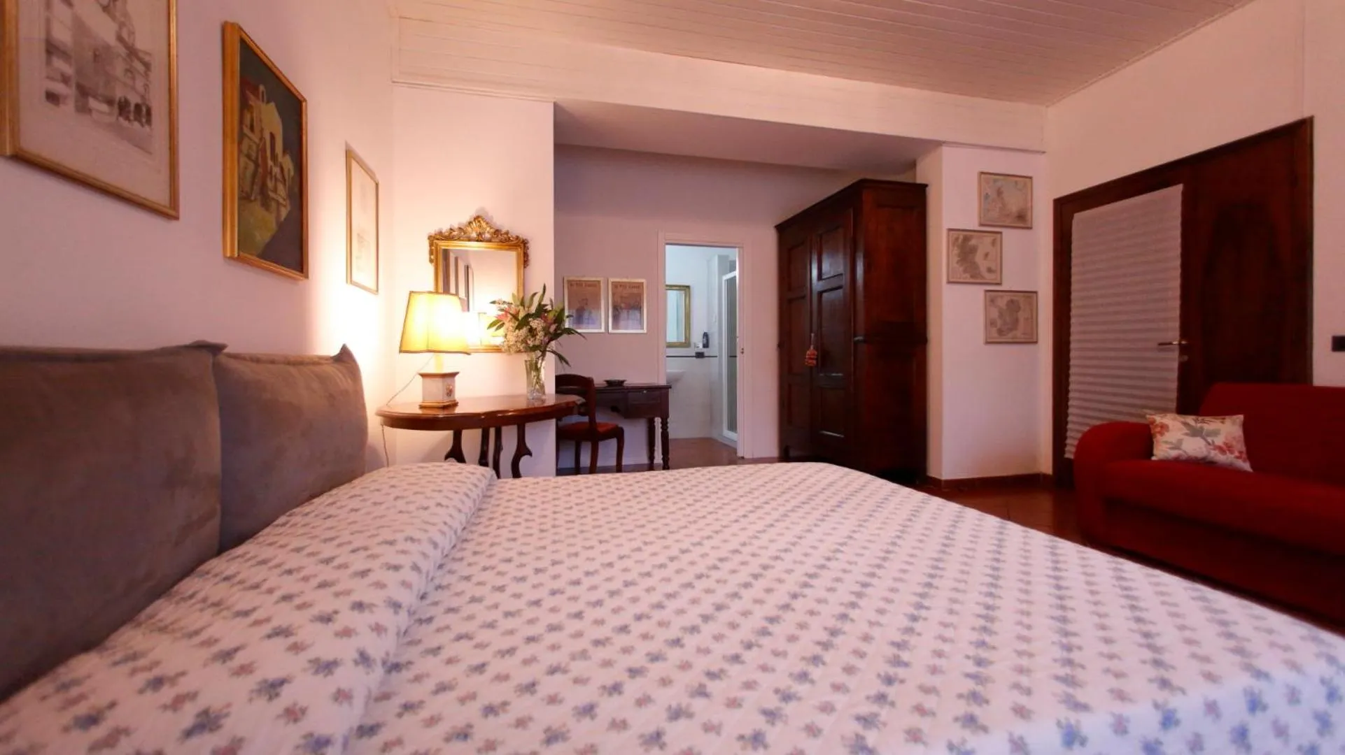 Photo of the whole room in B&B Domus Sirmione