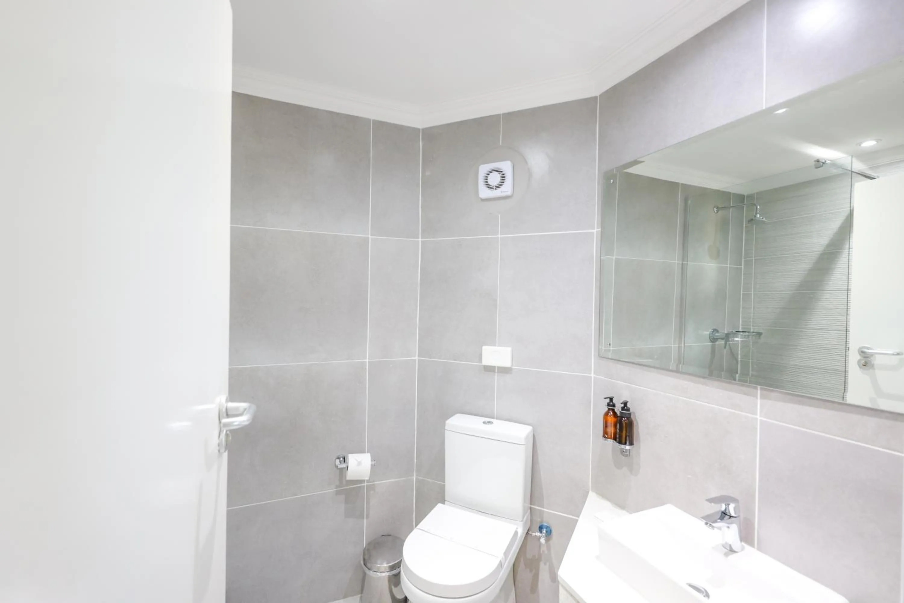 Toilet in Cresta Botsalo Hotel
