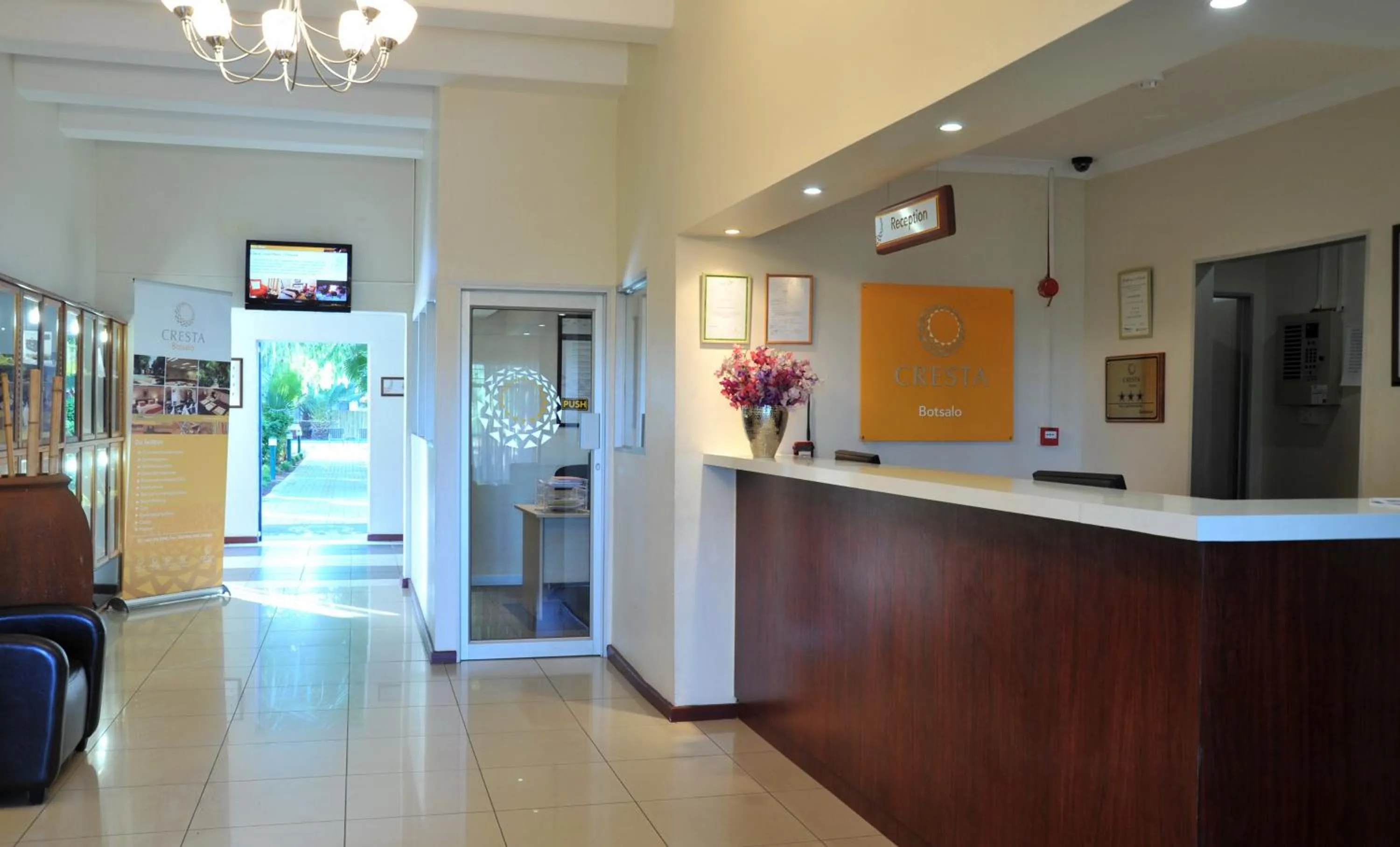 Lobby or reception in Cresta Botsalo Hotel