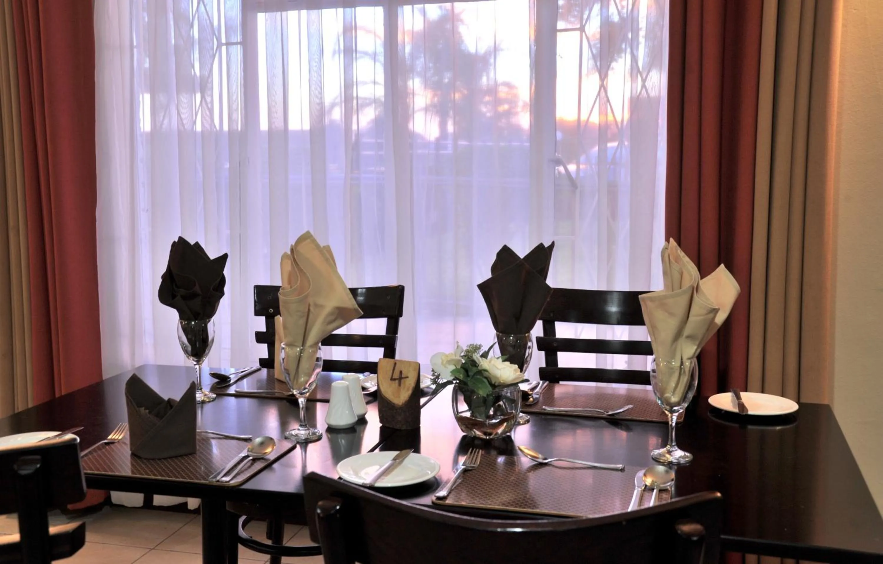 Restaurant/places to eat in Cresta Botsalo Hotel