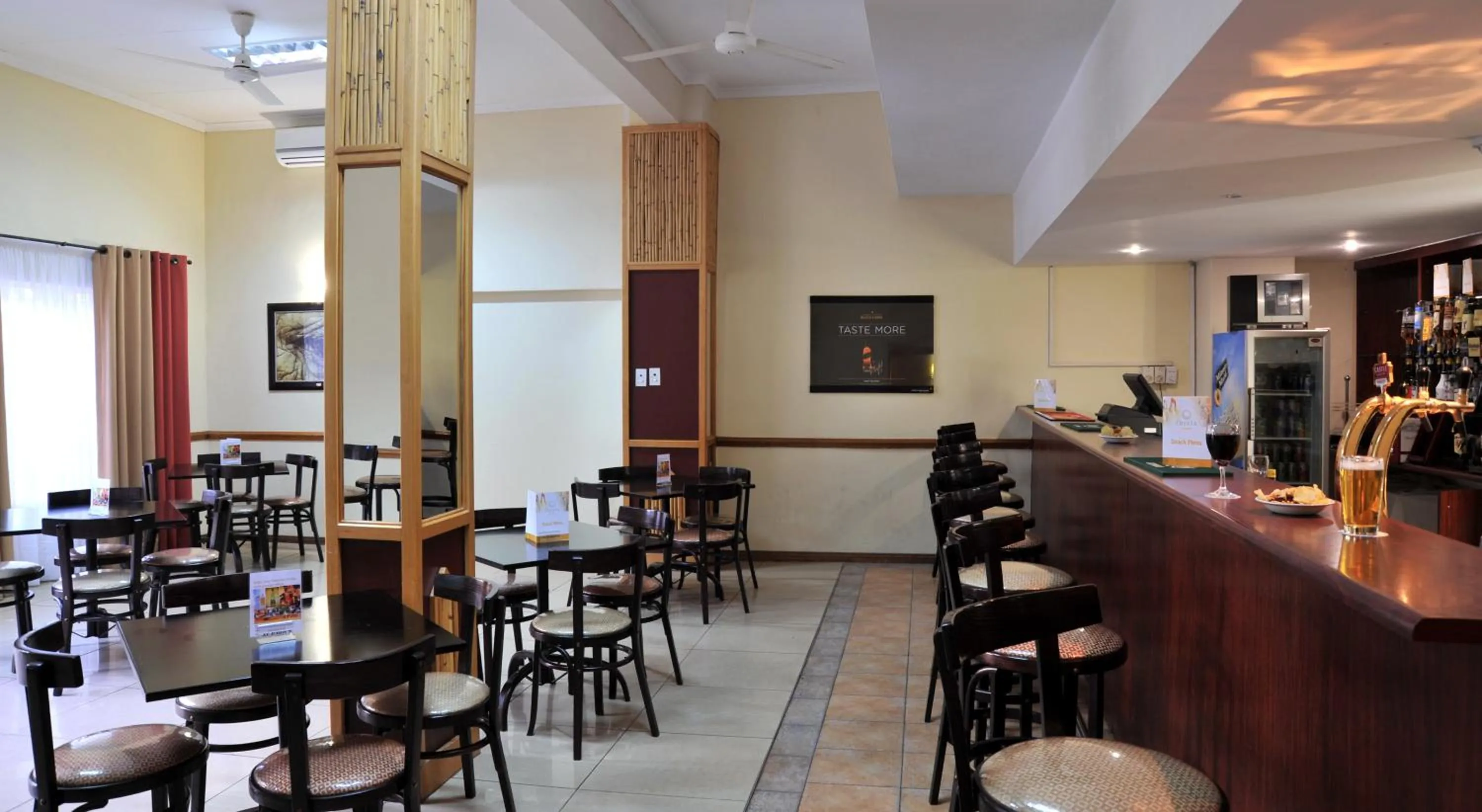 Restaurant/places to eat in Cresta Botsalo Hotel