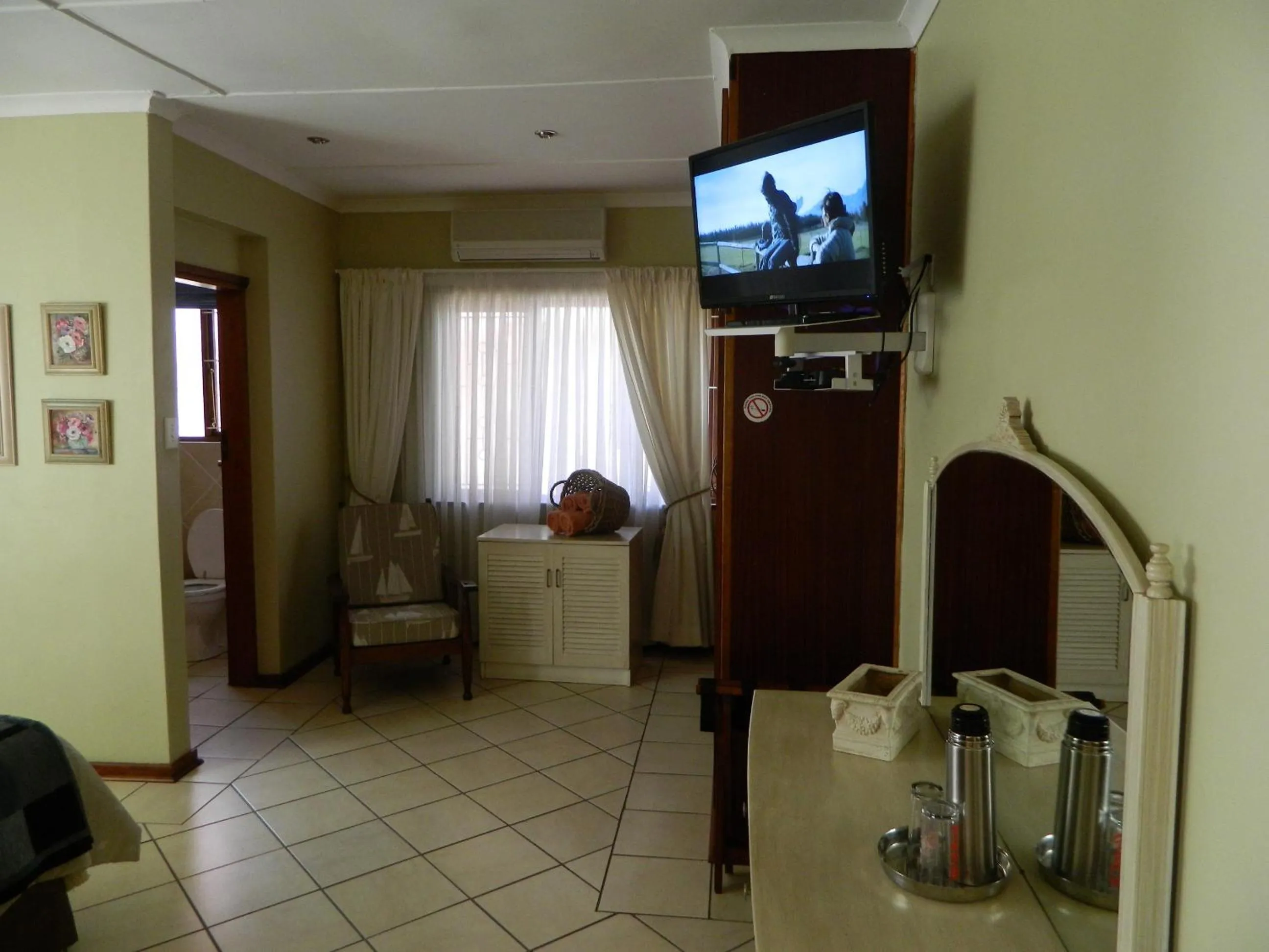 Photo of the whole room in Birdcage B&B