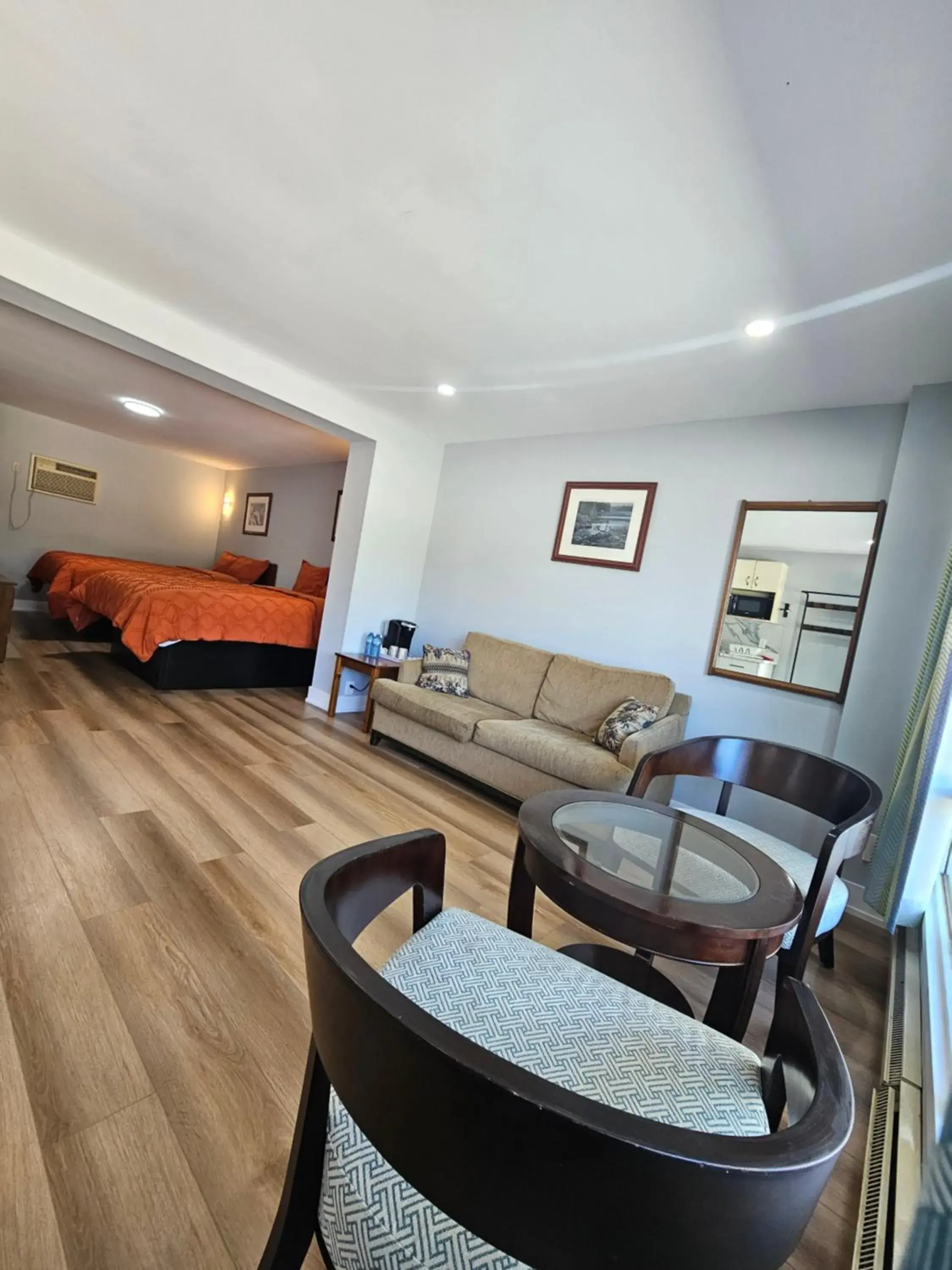 Deluxe Family Suite in Arrowhead Inn by Baaman's Deluxe Family Suite in Arrowhead Inn by Baaman's