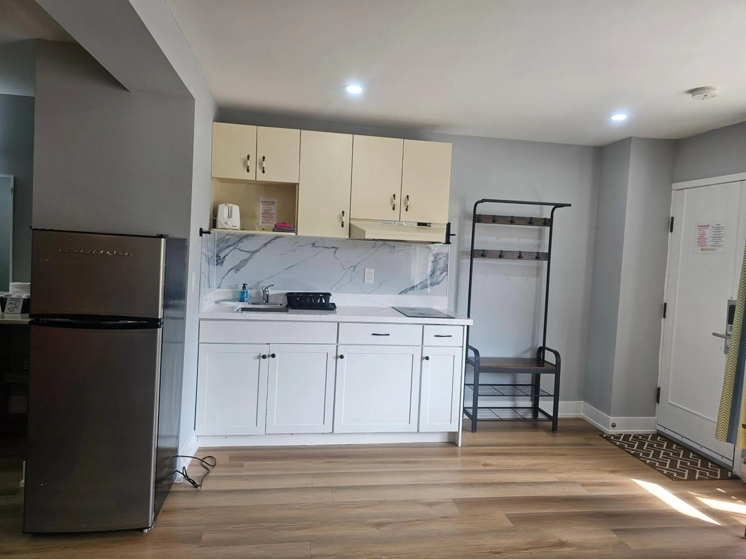 Kitchen or kitchenette in Arrowhead Inn by Baaman's