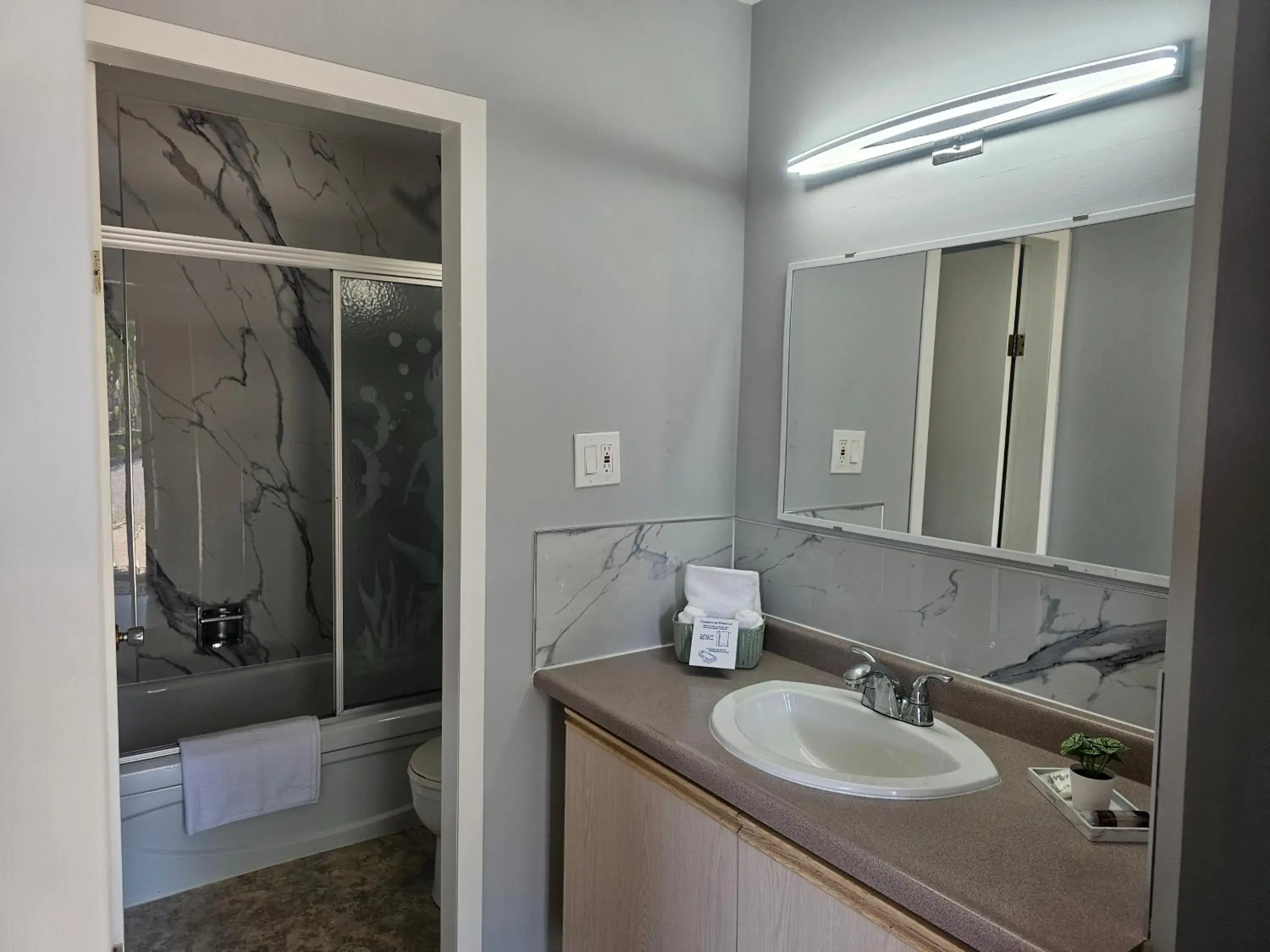 Superior Queen Room - single occupancy in Arrowhead Inn by Baaman's Superior Queen Room - single occupancy in Arrowhead Inn by Baaman's