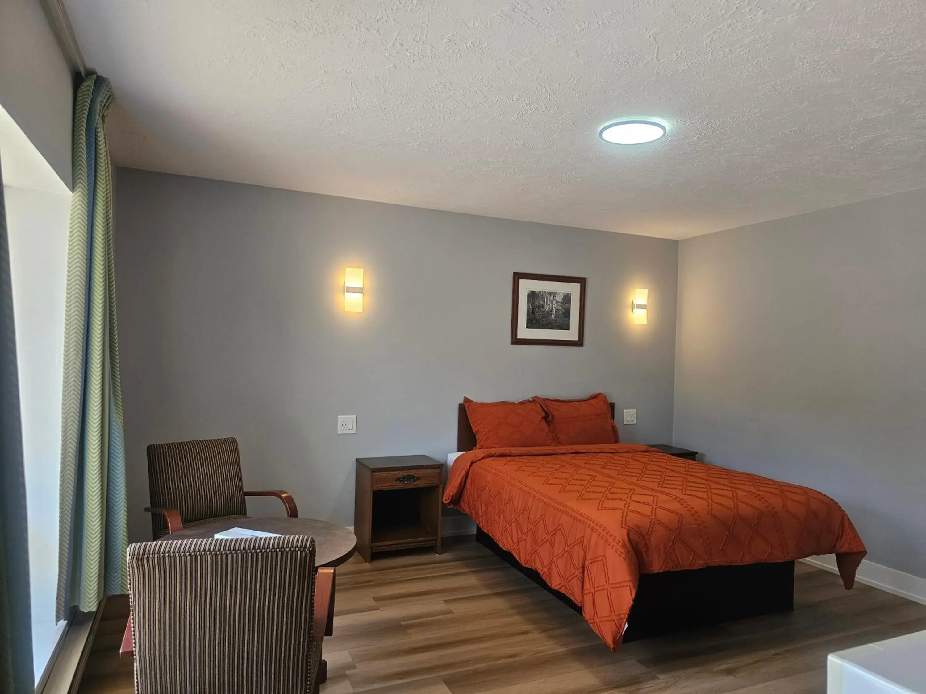 Standard Queen Room - single occupancy in Arrowhead Inn by Baaman's Standard Queen Room - single occupancy in Arrowhead Inn by Baaman's