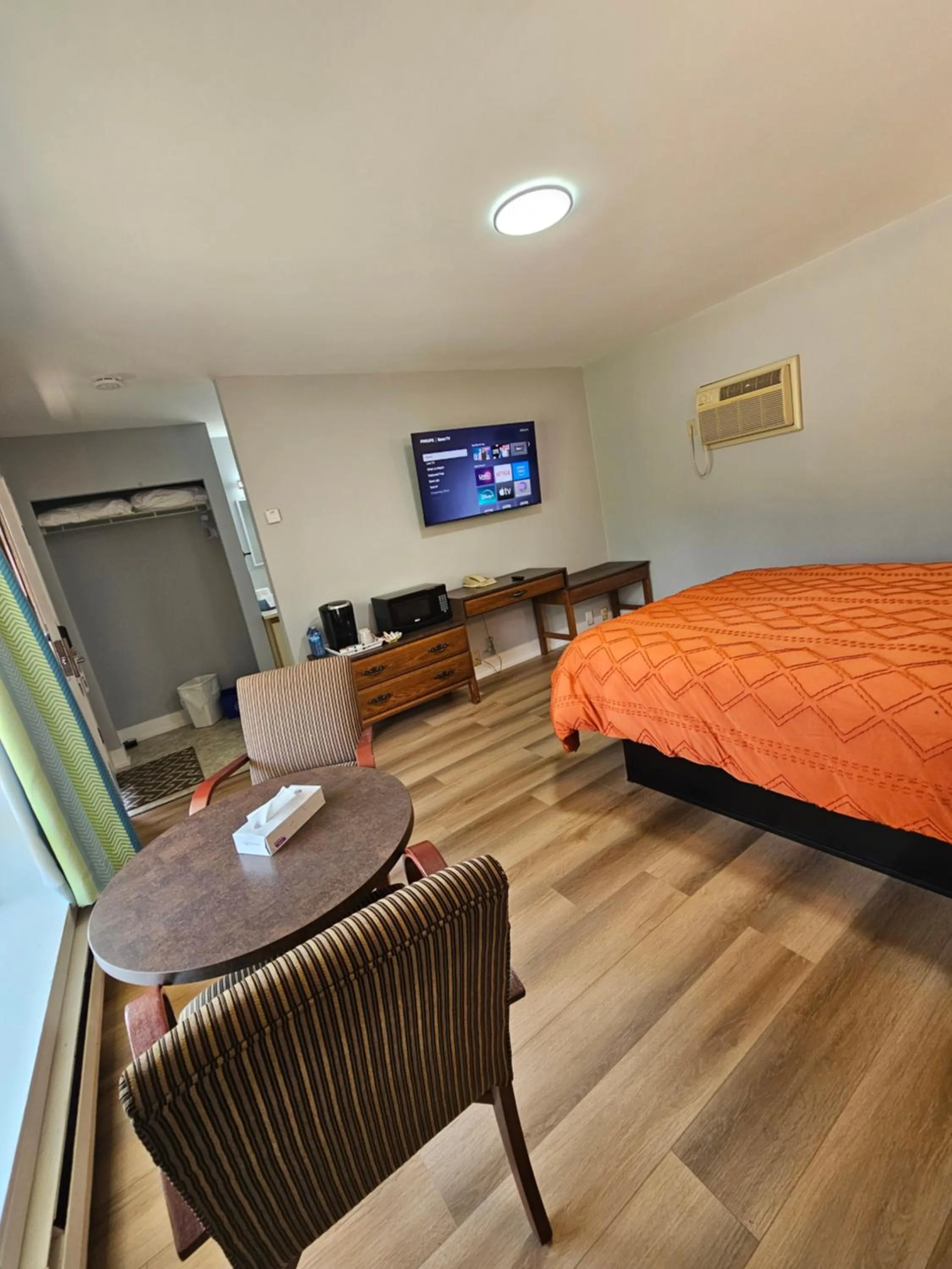 Bed in Arrowhead Inn by Baaman's