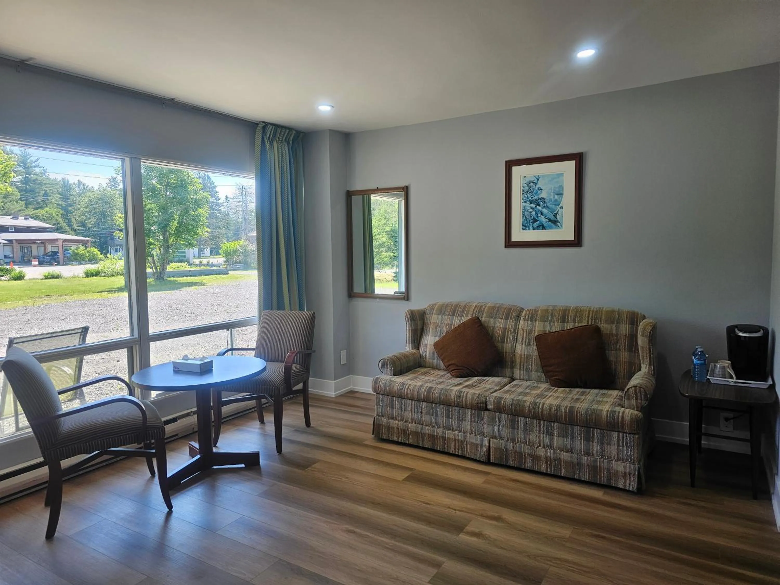 Living room in Arrowhead Inn by Baaman's