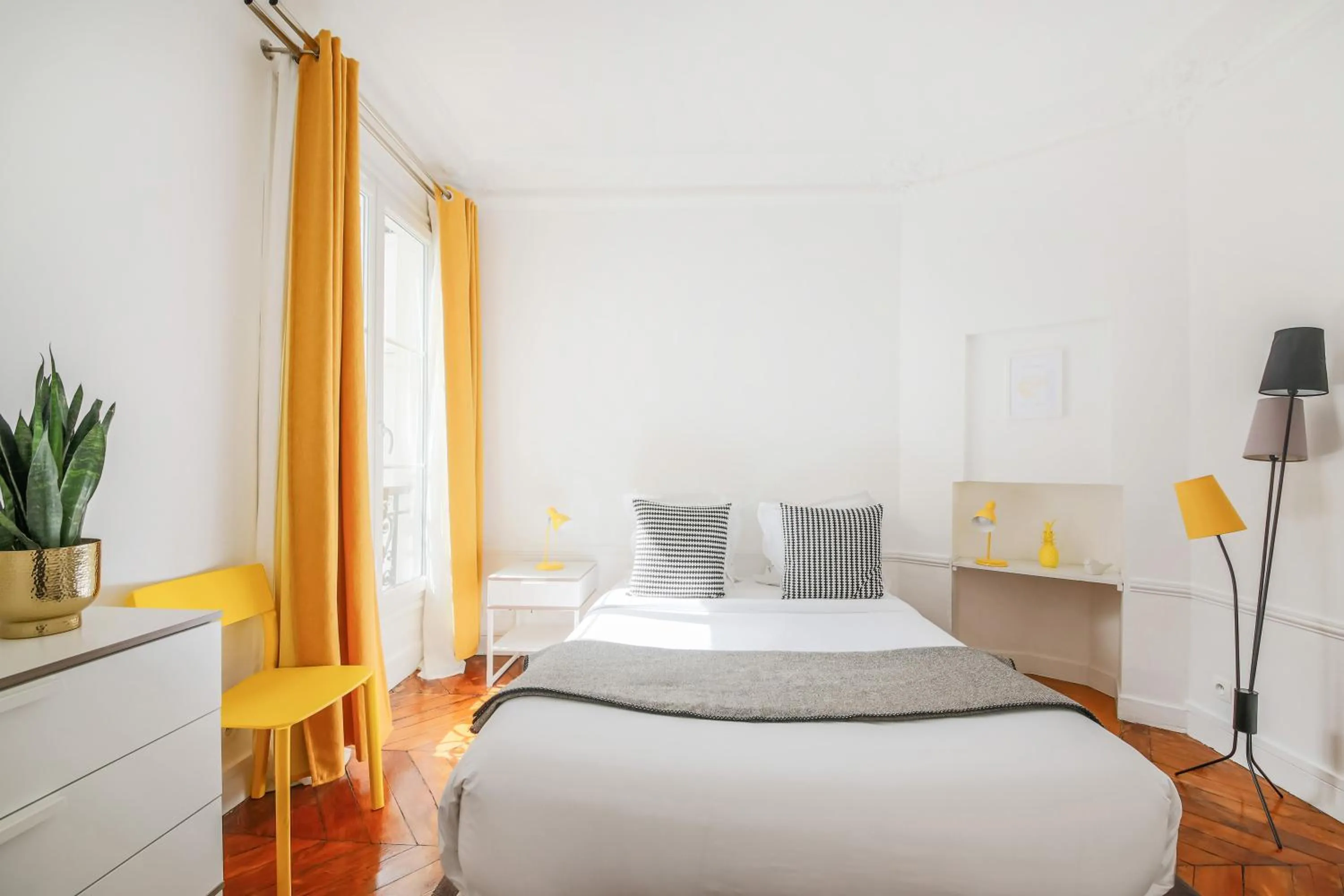 Bedroom, Bed in Appartements Bergère