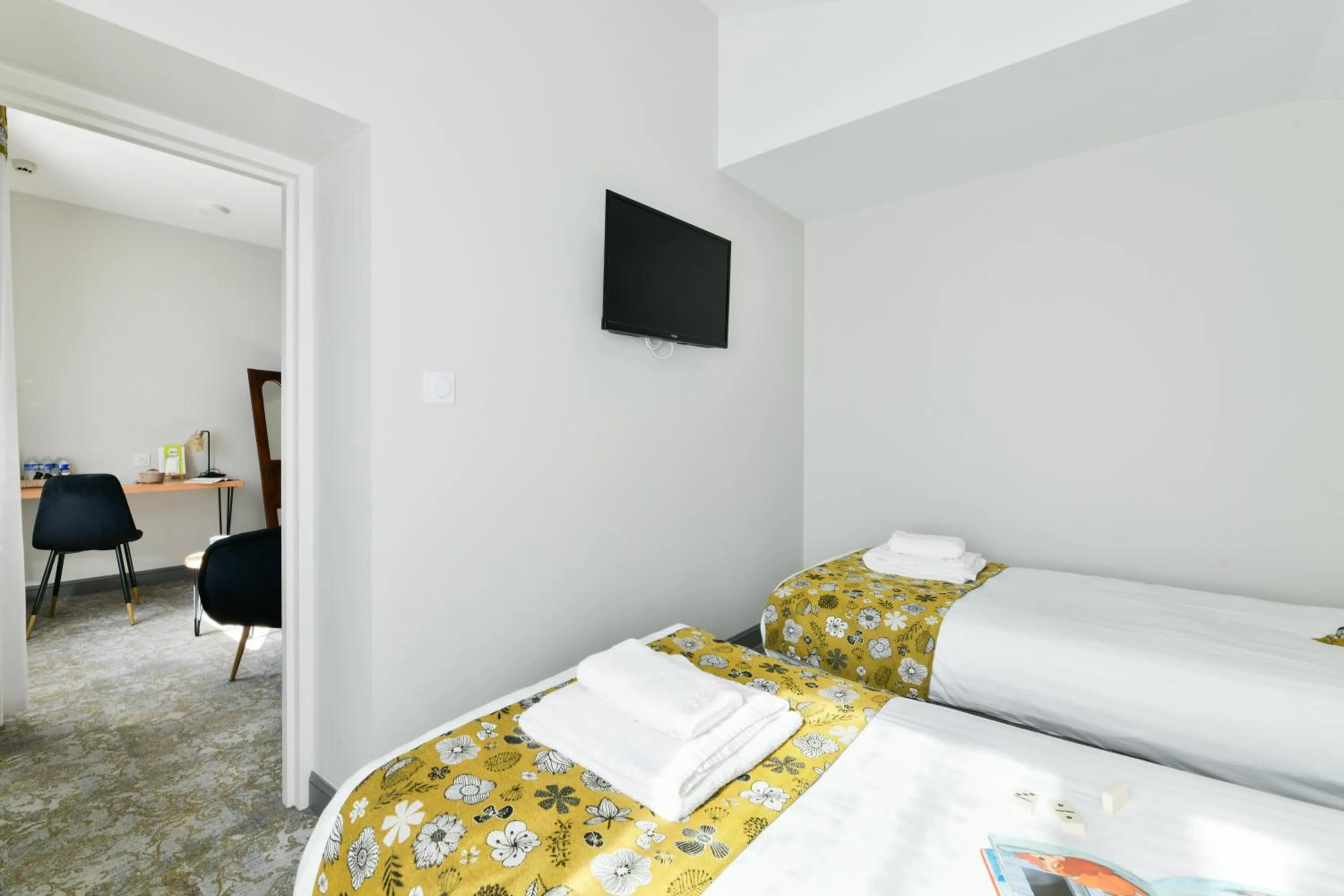 Bed in Logis Hôtels Gnàc é Pause