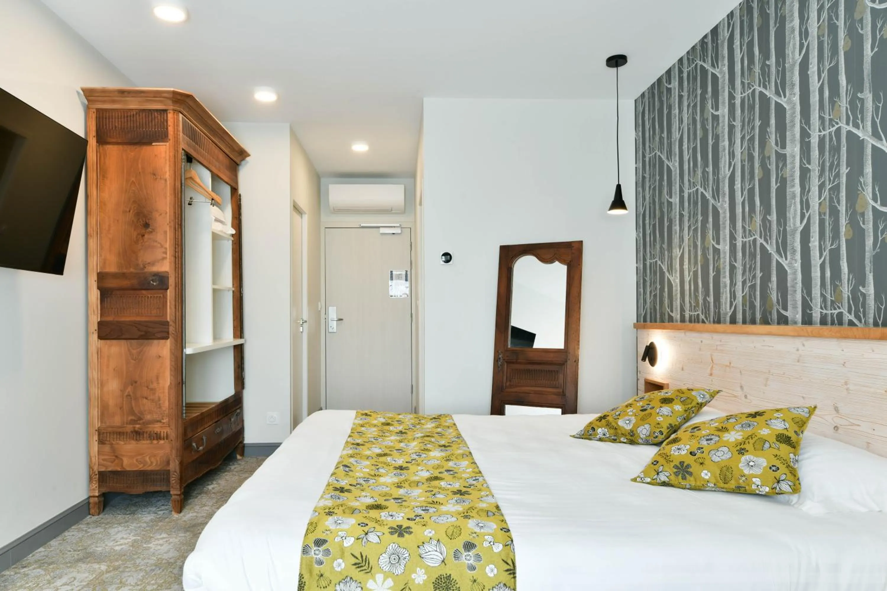 Bed in Logis Hôtels Gnàc é Pause