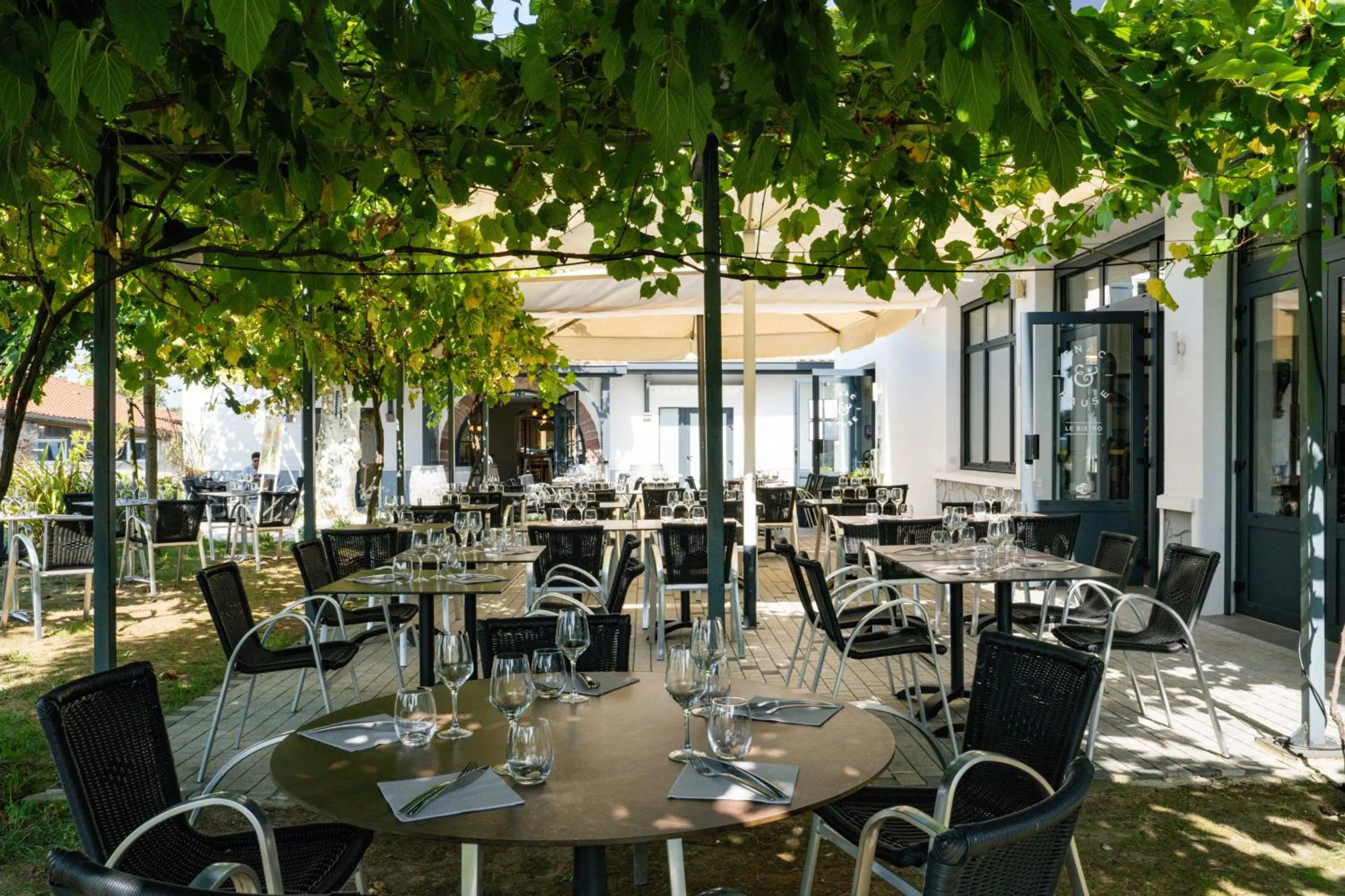 Patio in Logis Hôtels Gnàc é Pause