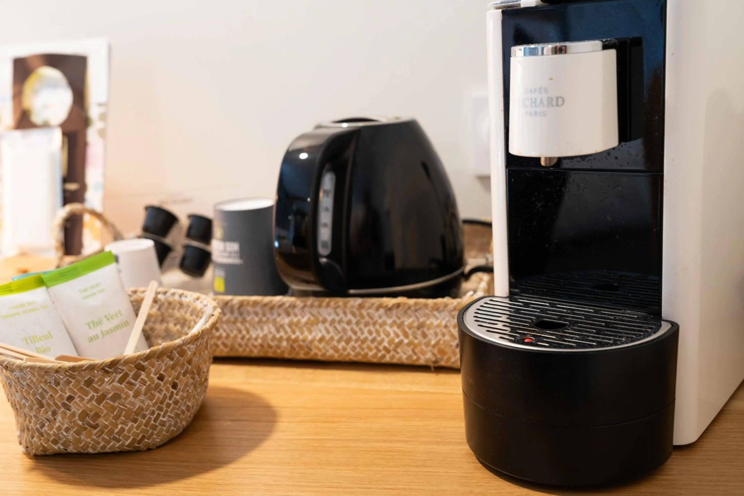 Coffee/tea facilities in Logis Hôtels Gnàc é Pause