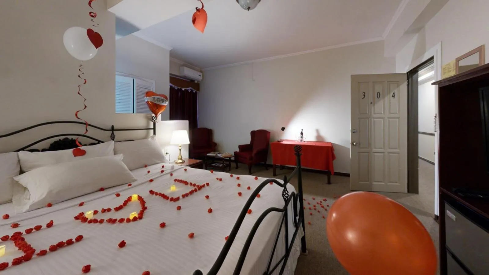 Photo of the whole room, Bed in Regency Suites Hotel