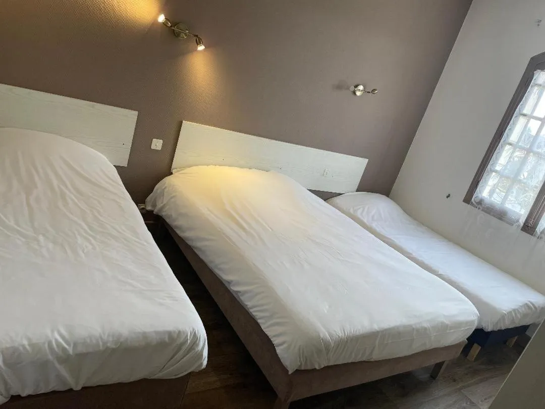 Bed in Hotel Restaurant L'Escale