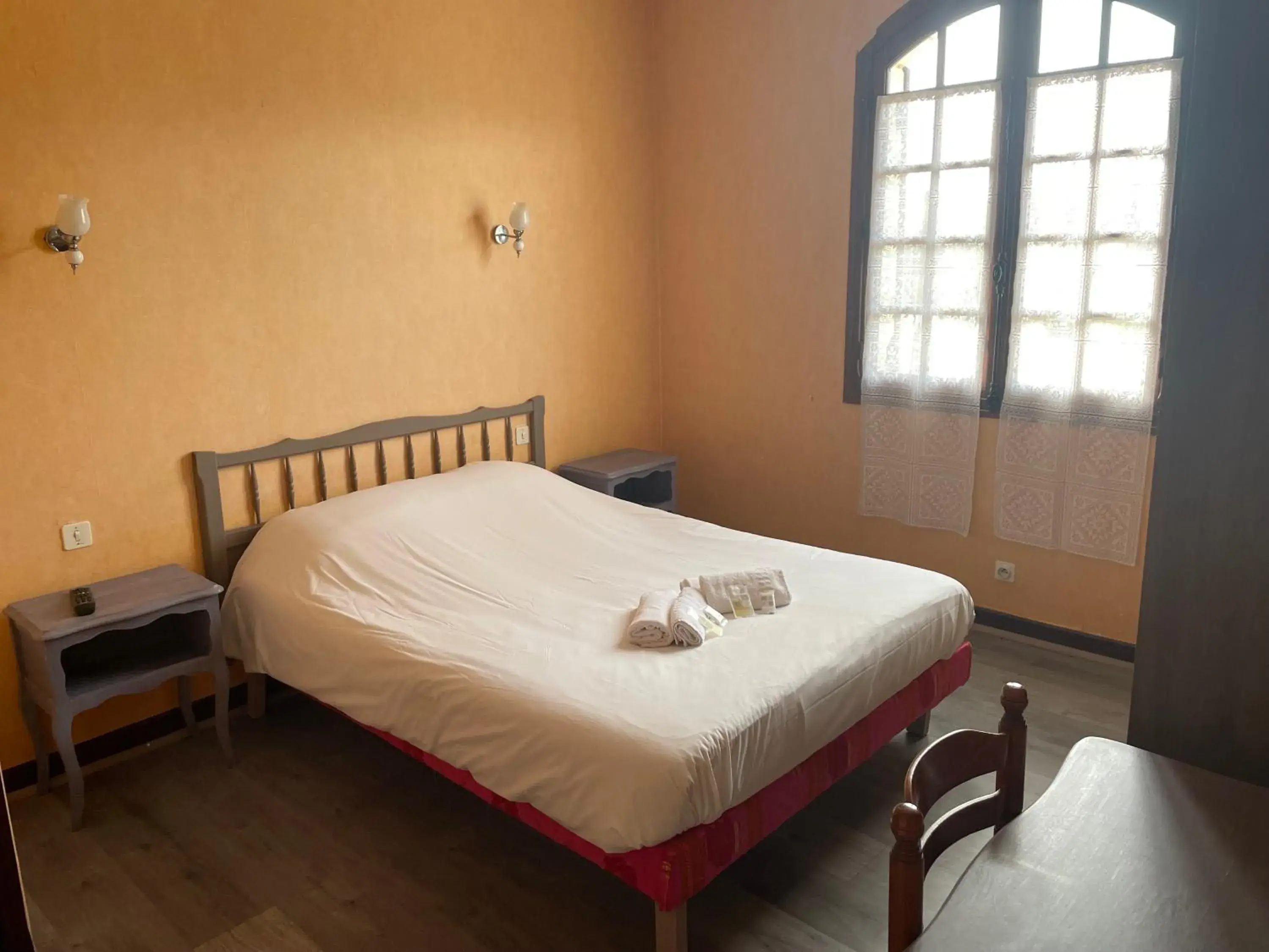 Double Room with Private External Bathroom in Hotel Restaurant L'Escale Double Room with Private External Bathroom in Hotel Restaurant L'Escale