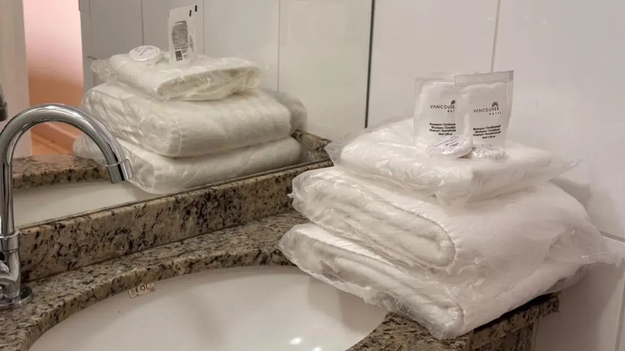 Double or Twin Room - single occupancy in Vancouver Hotel Double or Twin Room - single occupancy in Vancouver Hotel