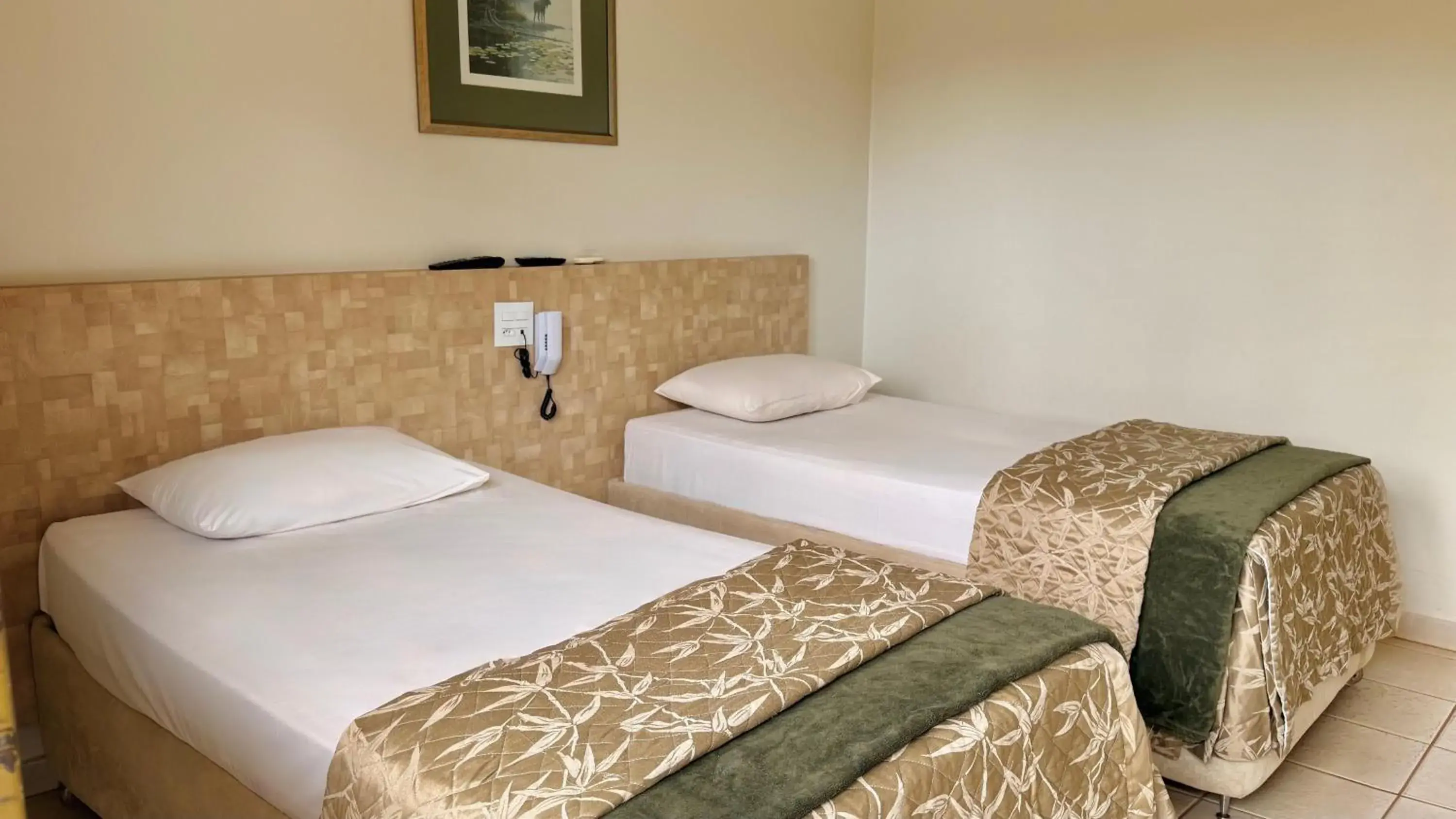 Double or Twin Room - single occupancy in Vancouver Hotel Double or Twin Room - single occupancy in Vancouver Hotel