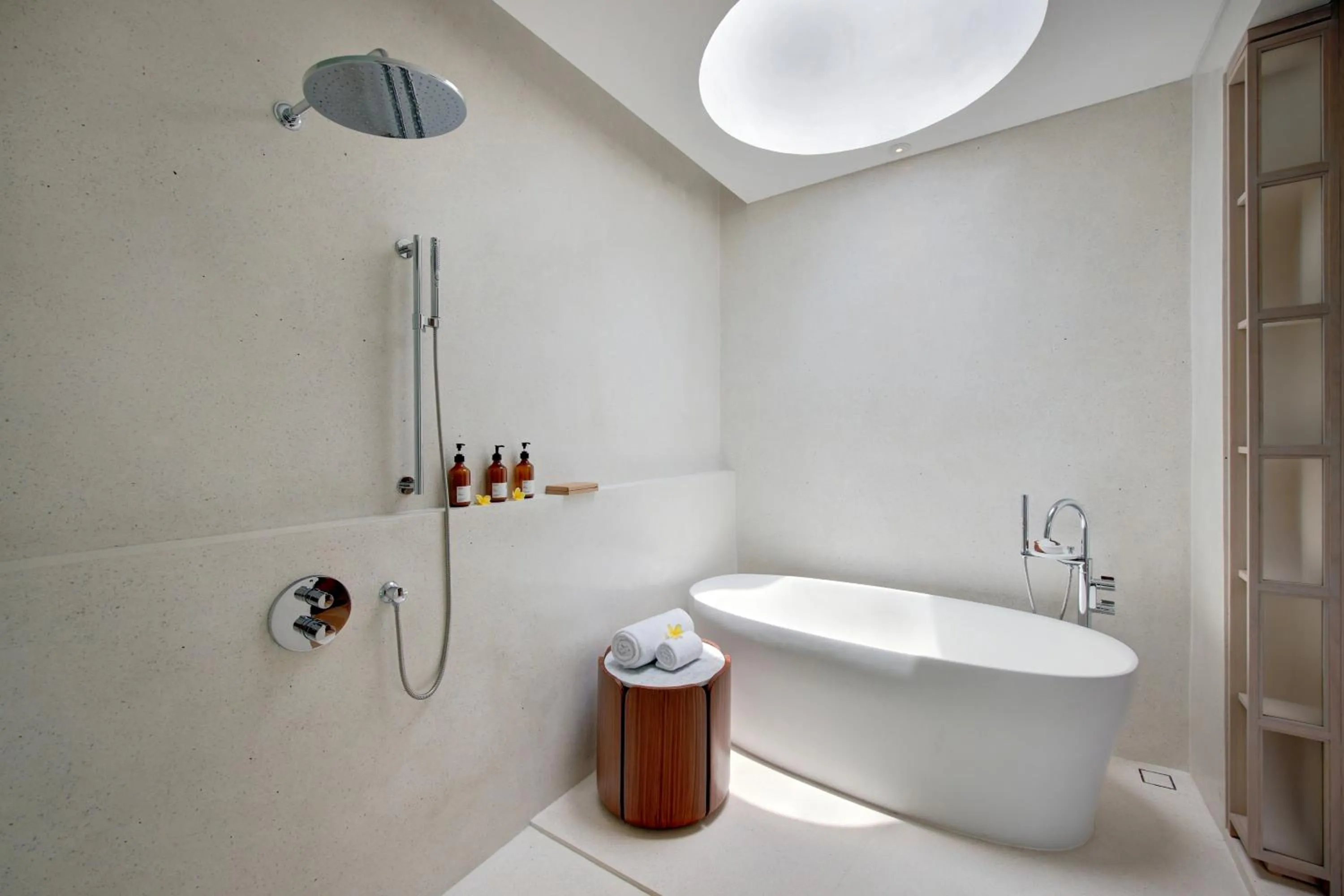 Bath in Bumi Kinar Skylight