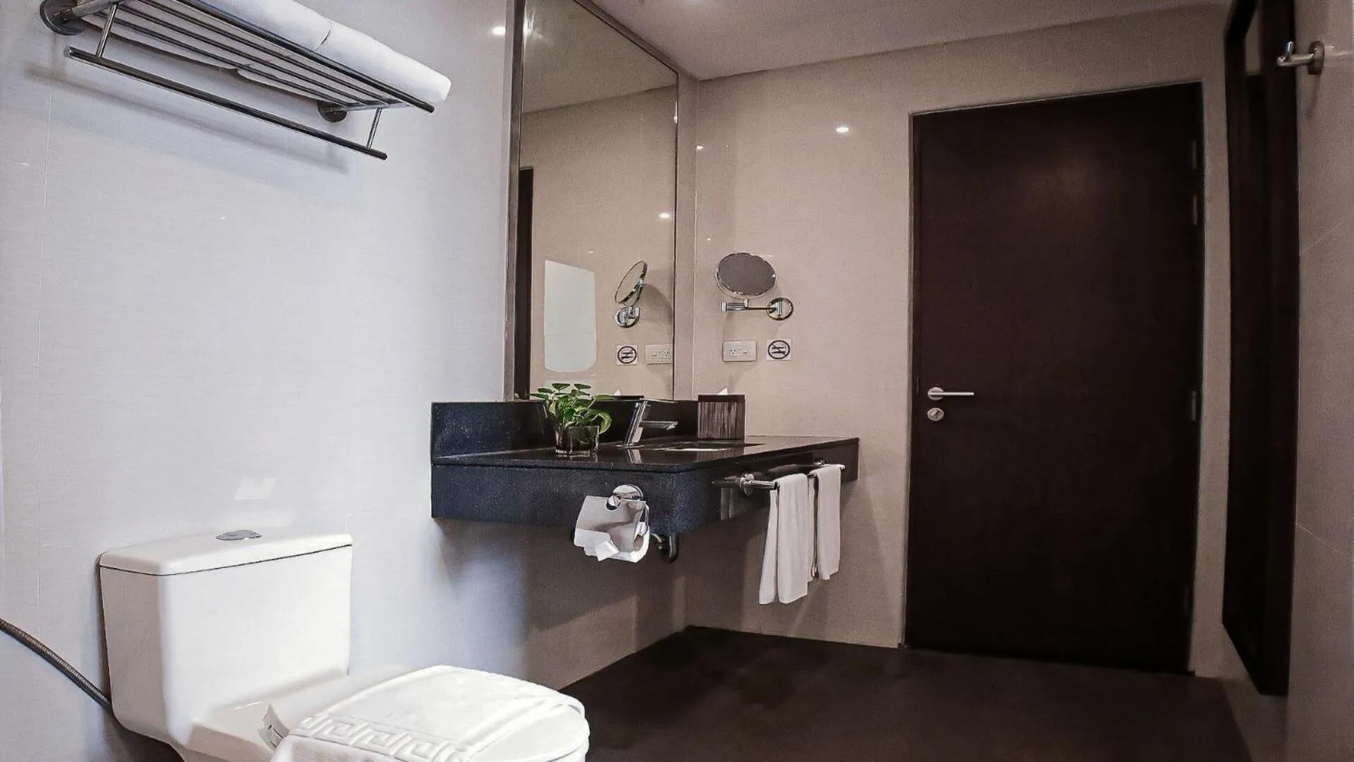 Toilet in Private Rooms in Historic Manila Chinatown