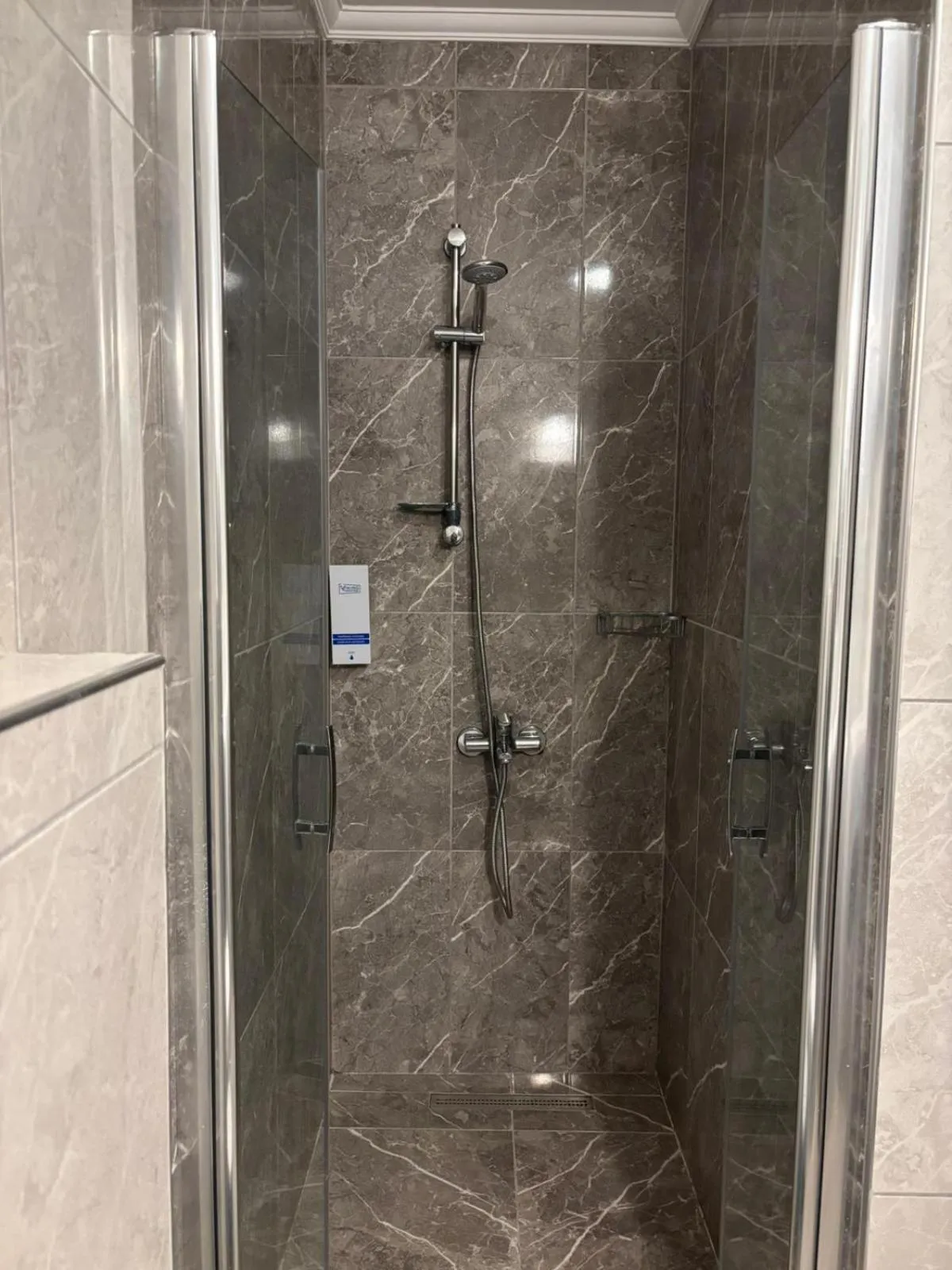 Shower in Dores Residence