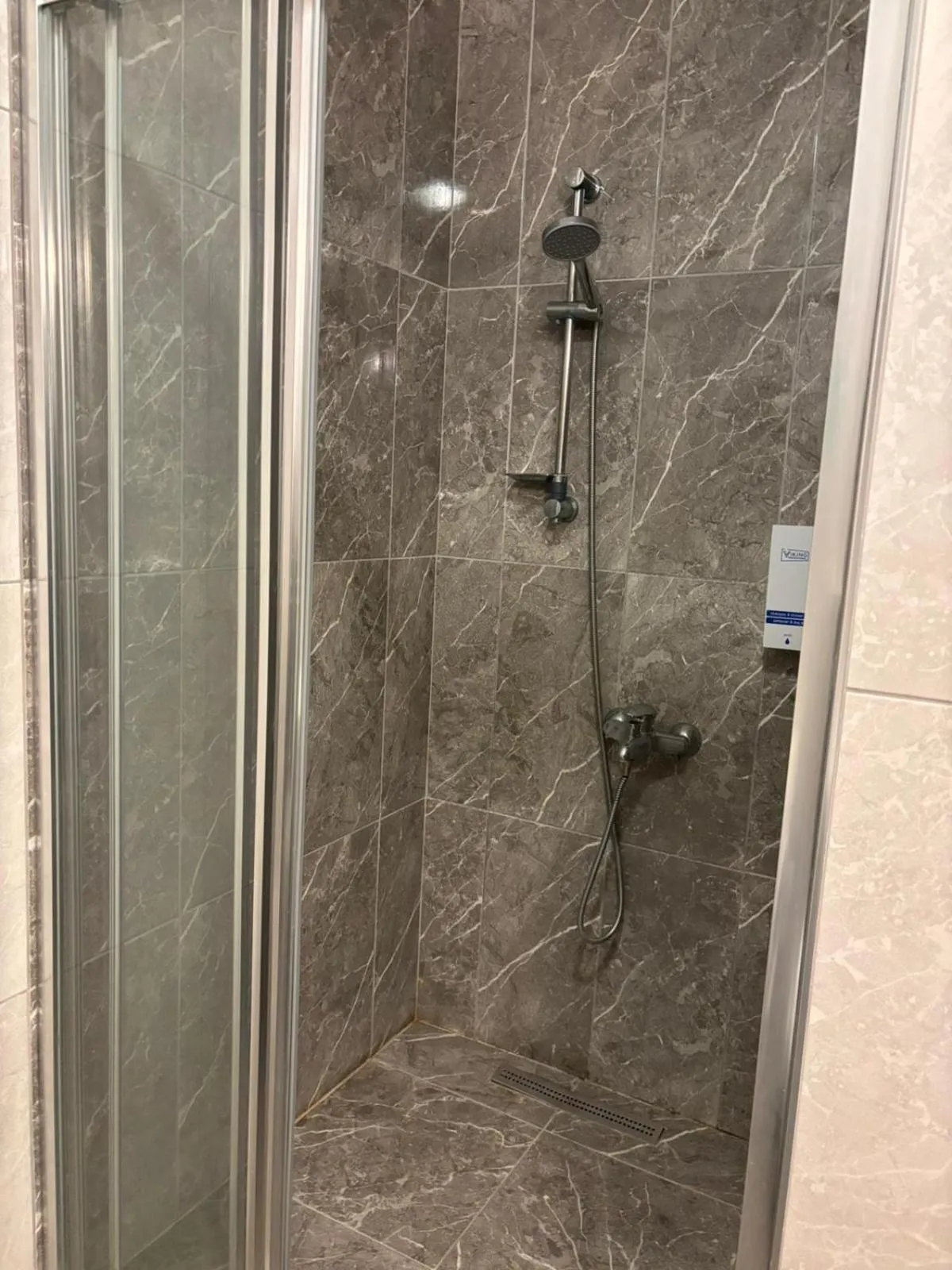 Shower in Dores Residence