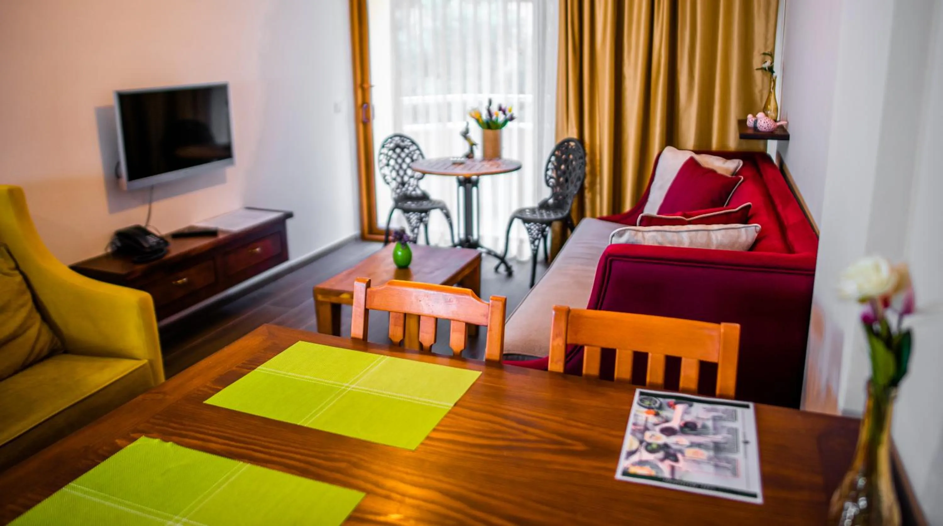 Communal lounge/ TV room, Bed in Dores Residence
