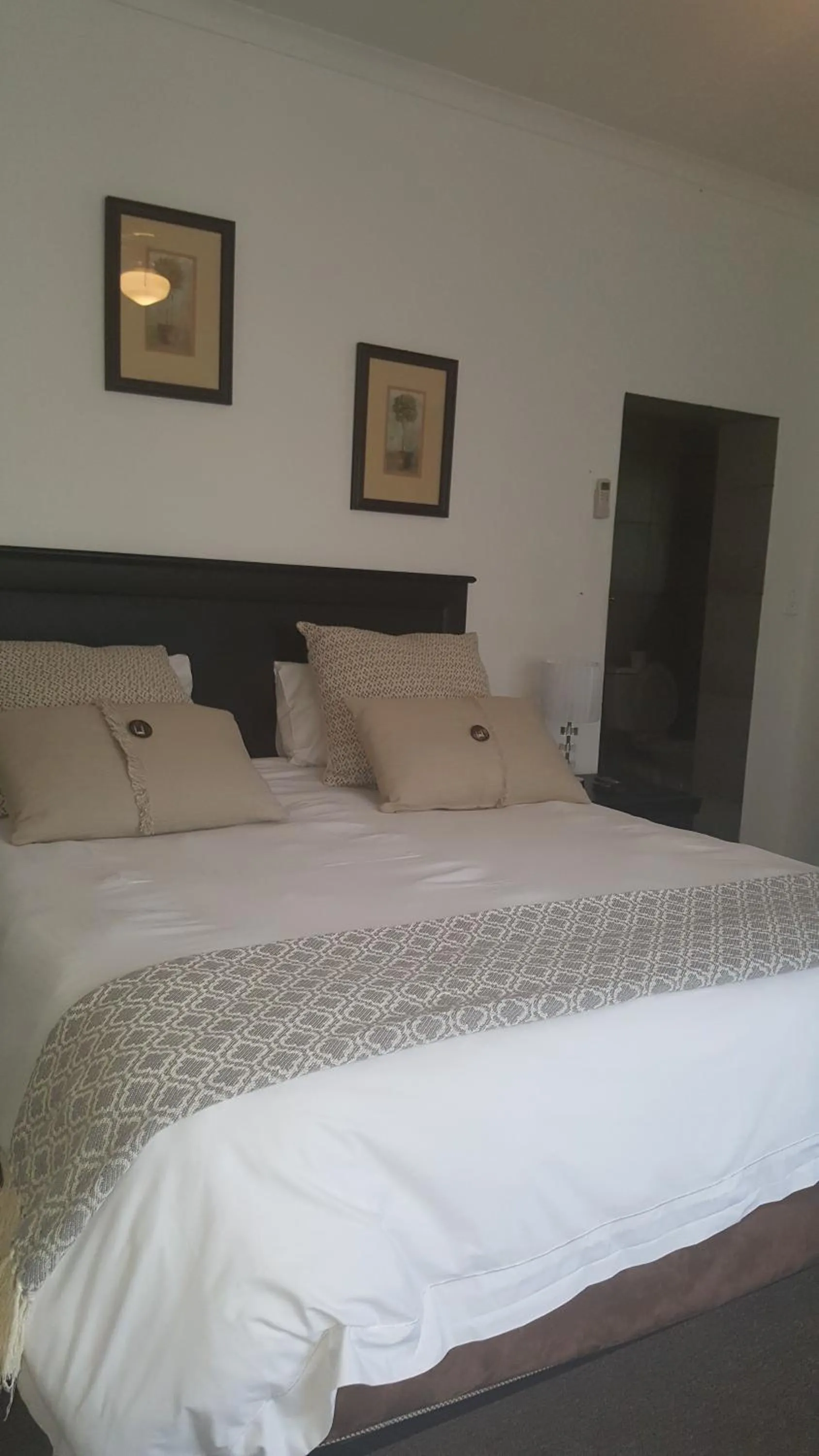 Shower, Bed in Spring Acres Guesthouse