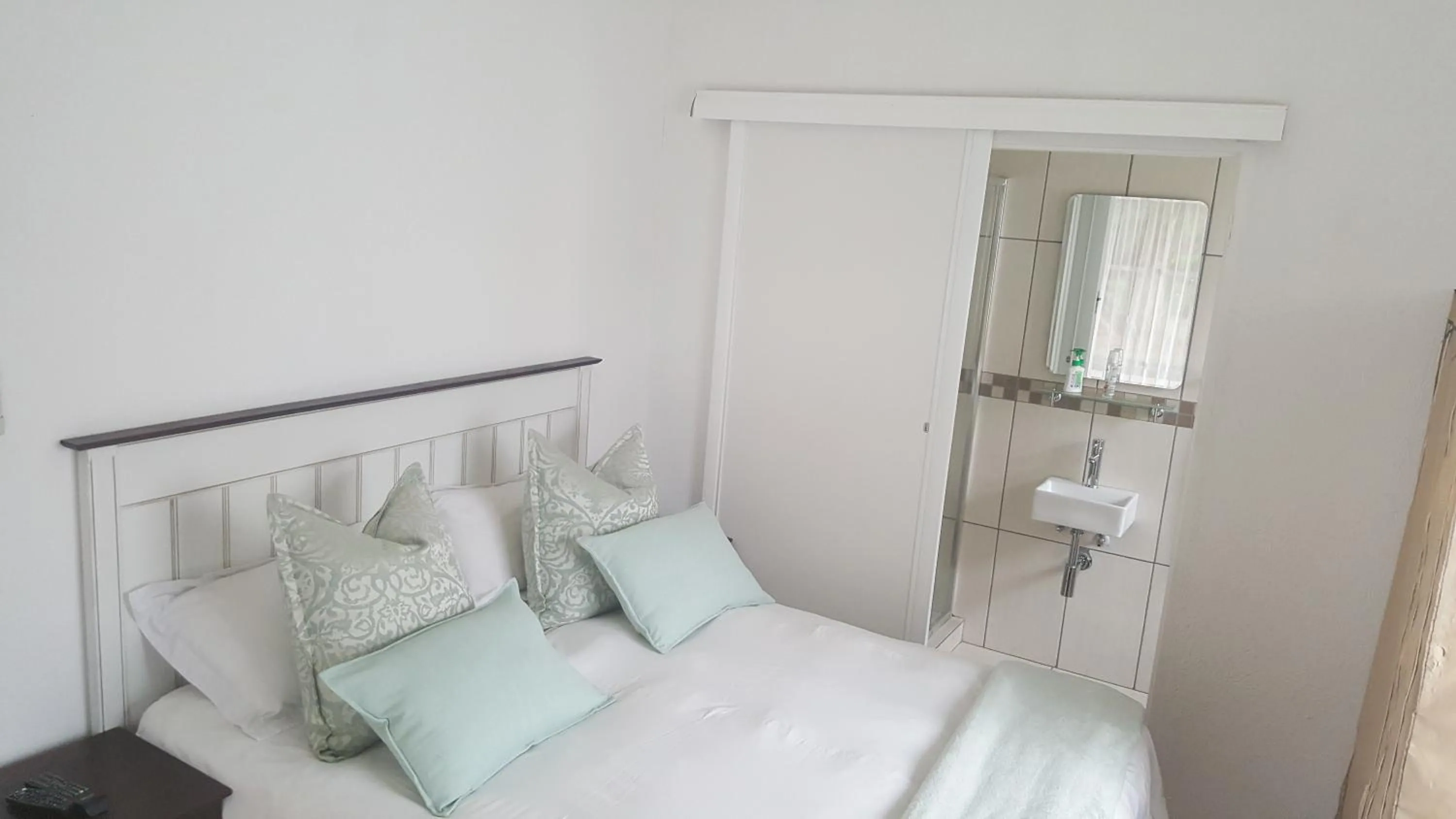 Shower, Bed in Spring Acres Guesthouse