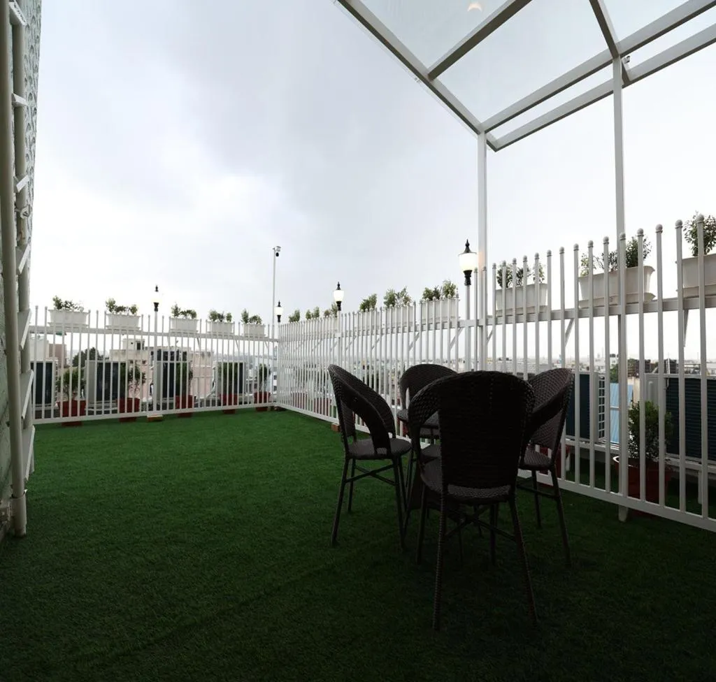 Day in Olivette Suites