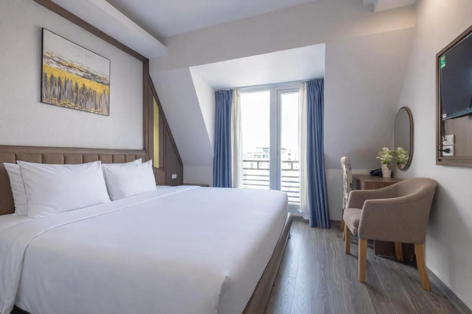 Deluxe Double Room with Balcony in Sky Charm Hanoi Hotel and Spa