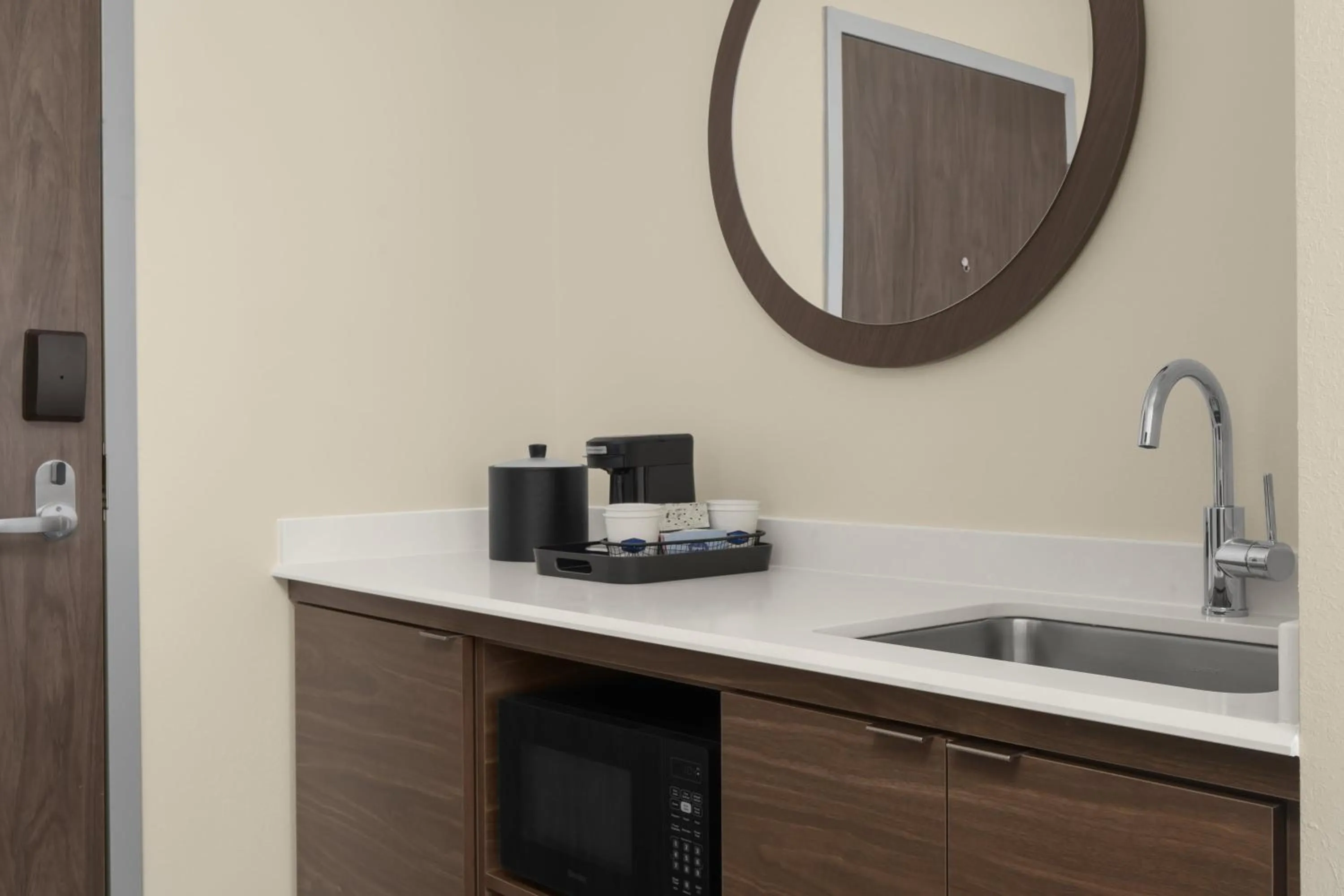 Coffee/tea facilities in Hampton Inn & Suites By Hilton Long Island Farmingdale