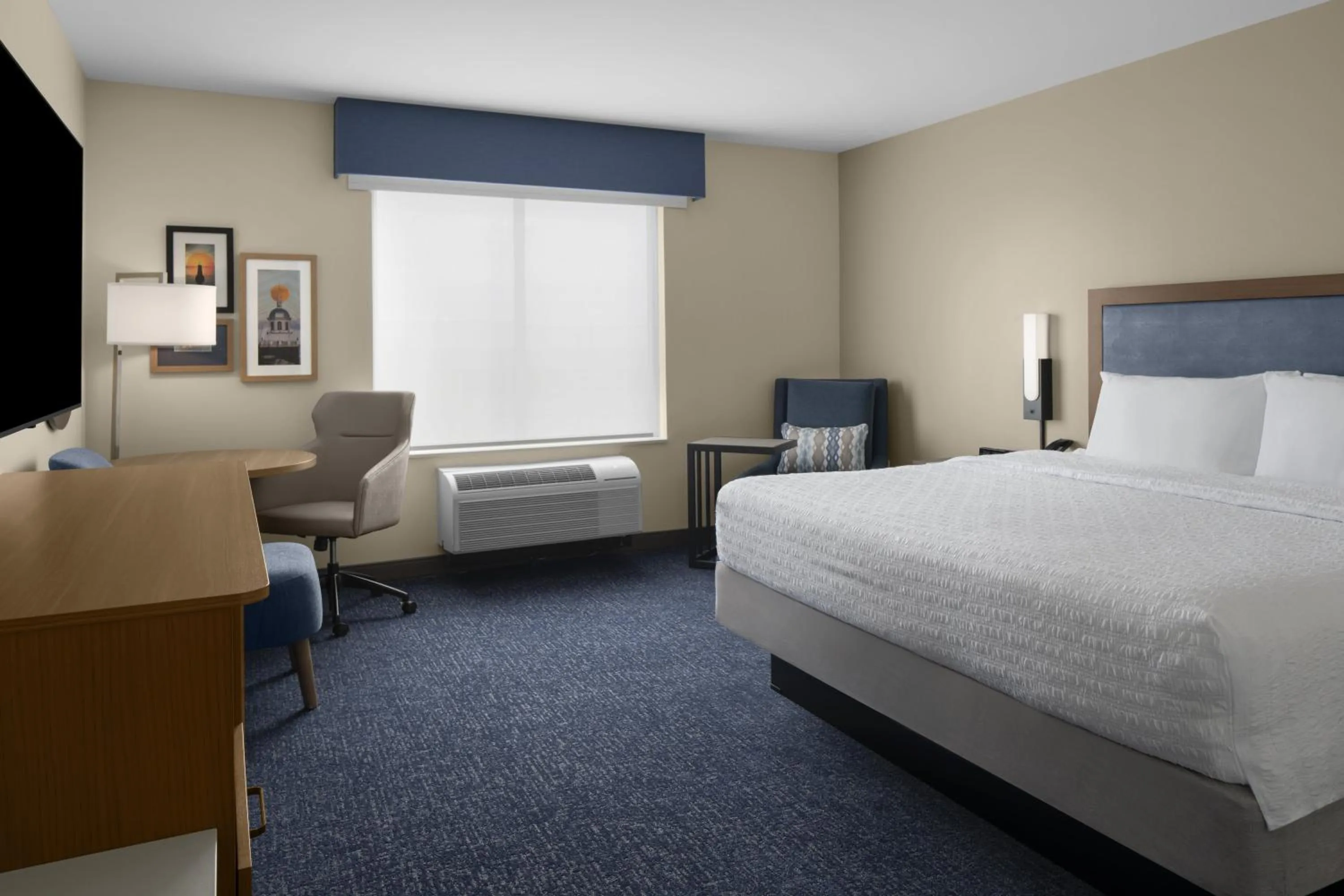 Photo of the whole room, Bed in Hampton Inn & Suites By Hilton Long Island Farmingdale